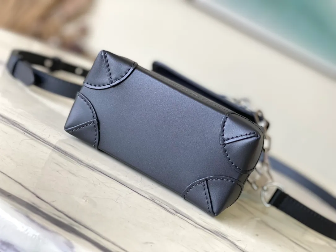 💰780 Top Original Order M82774 This Nano Steamer handbag is made of Monogram Eclipse canvas, which condenses the design of the Steamer handbag in a compact size, and reproduces the original elements through reinforced corners, brooches and chains. With the top handle and detachable and adjustable chain, you can carry it in a variety of ways. Dimensions: 15 × 18 × 7 cm