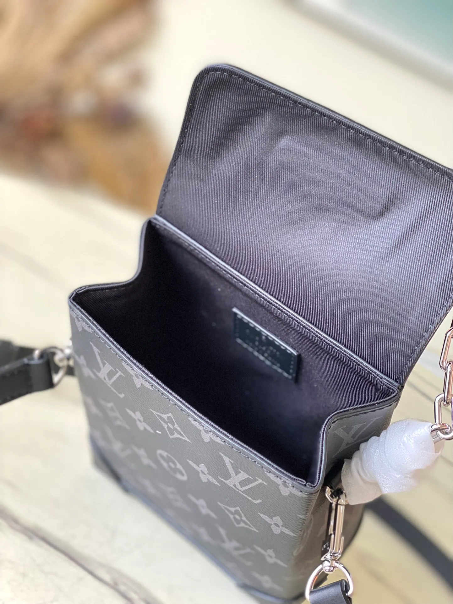 💰780 Top Original Order M82774 This Nano Steamer handbag is made of Monogram Eclipse canvas, which condenses the design of the Steamer handbag in a compact size, and reproduces the original elements through reinforced corners, brooches and chains. With the top handle and detachable and adjustable chain, you can carry it in a variety of ways. Dimensions: 15 × 18 × 7 cm