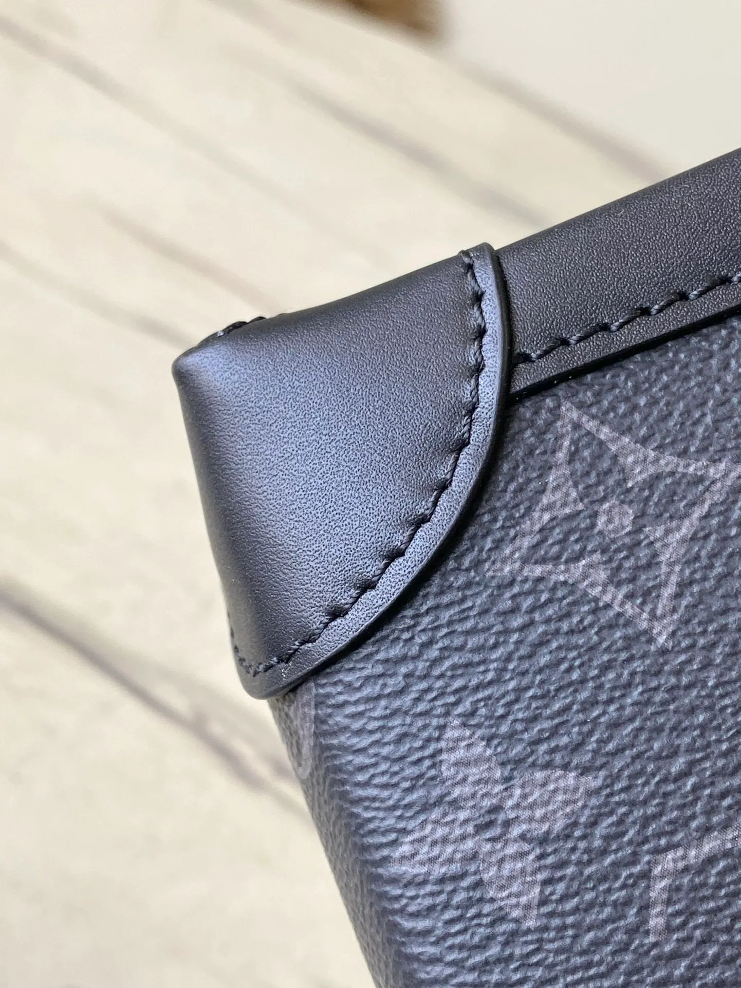 💰780 Top Original Order M82774 This Nano Steamer handbag is made of Monogram Eclipse canvas, which condenses the design of the Steamer handbag in a compact size, and reproduces the original elements through reinforced corners, brooches and chains. With the top handle and detachable and adjustable chain, you can carry it in a variety of ways. Dimensions: 15 × 18 × 7 cm