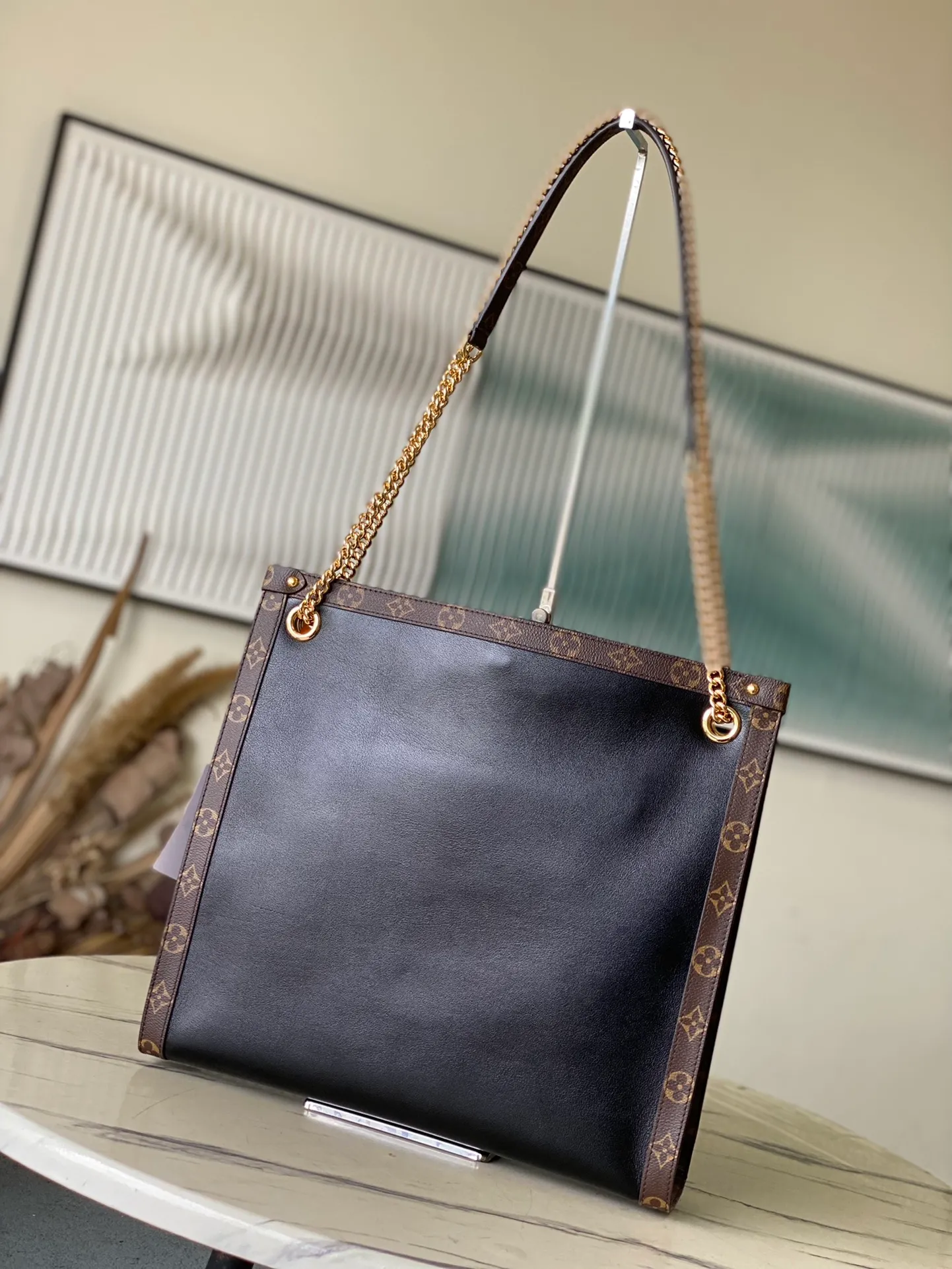 💰1100 (top layer leather) top original order M13137 The 2025 Cruise early spring show launched the Nova medium handbag, which gives the graceful cow leather a subtle mirror effect, combining both straightforward style and leisurely elegance. The LV nameplate and Monogram canvas trim add classic elements, and the dazzling sliding chain makes it easy to create a sophisticated look. Dimensions: 37 × 36 × 10 cm