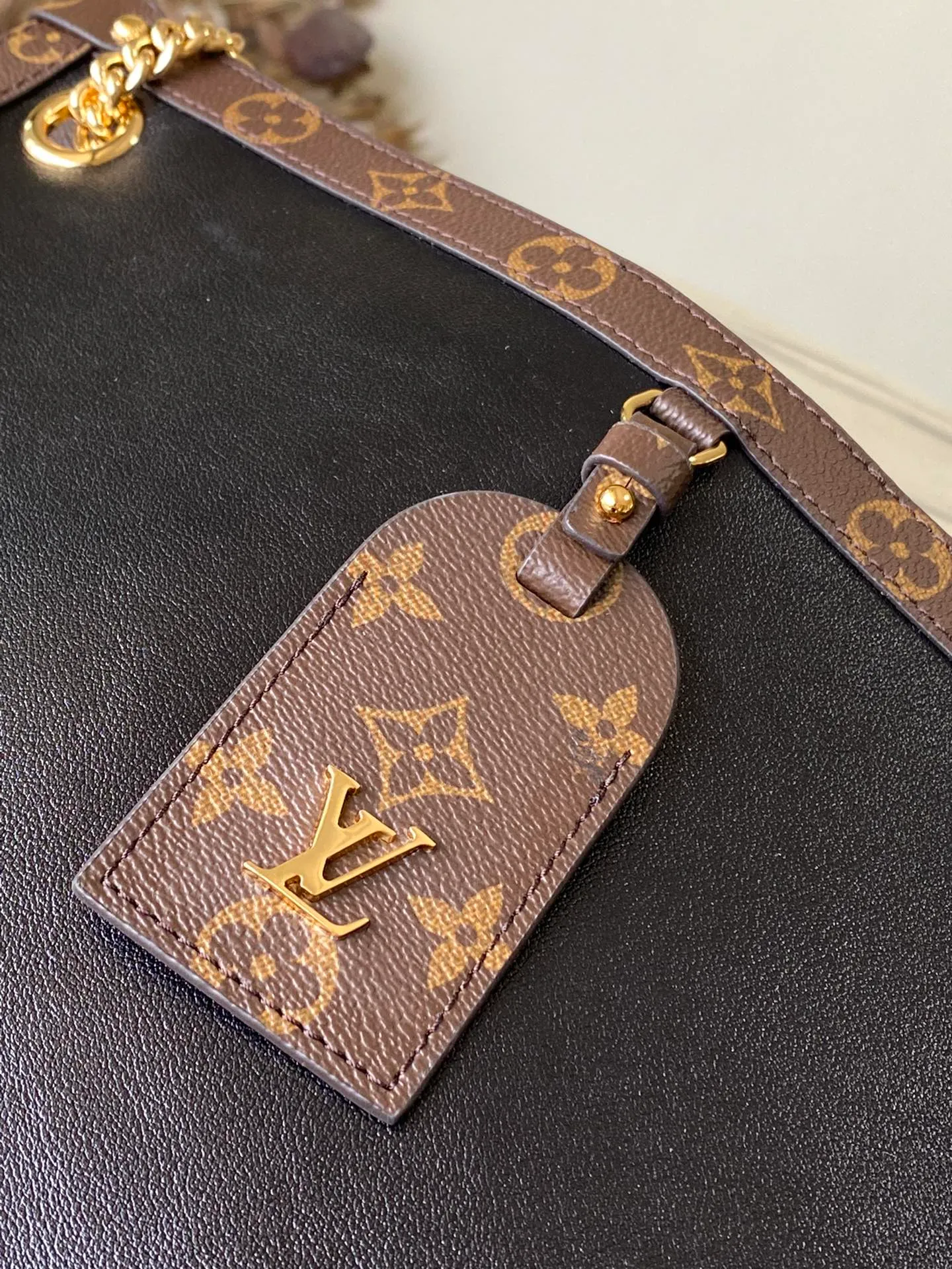 💰1100 (top layer leather) top original order M13137 The 2025 Cruise early spring show launched the Nova medium handbag, which gives the graceful cow leather a subtle mirror effect, combining both straightforward style and leisurely elegance. The LV nameplate and Monogram canvas trim add classic elements, and the dazzling sliding chain makes it easy to create a sophisticated look. Dimensions: 37 × 36 × 10 cm