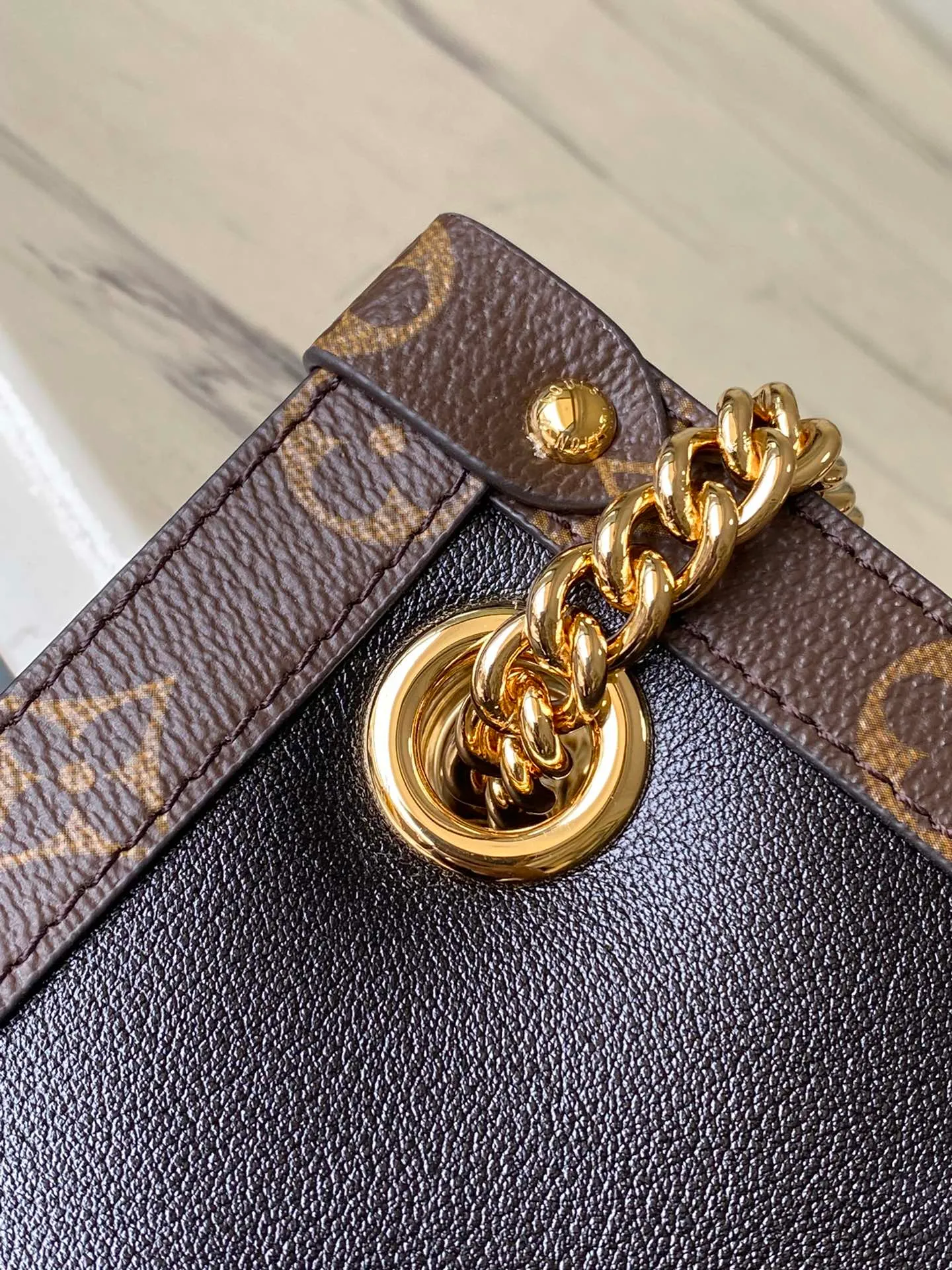 💰1100 (top layer leather) top original order M13137 The 2025 Cruise early spring show launched the Nova medium handbag, which gives the graceful cow leather a subtle mirror effect, combining both straightforward style and leisurely elegance. The LV nameplate and Monogram canvas trim add classic elements, and the dazzling sliding chain makes it easy to create a sophisticated look. Dimensions: 37 × 36 × 10 cm