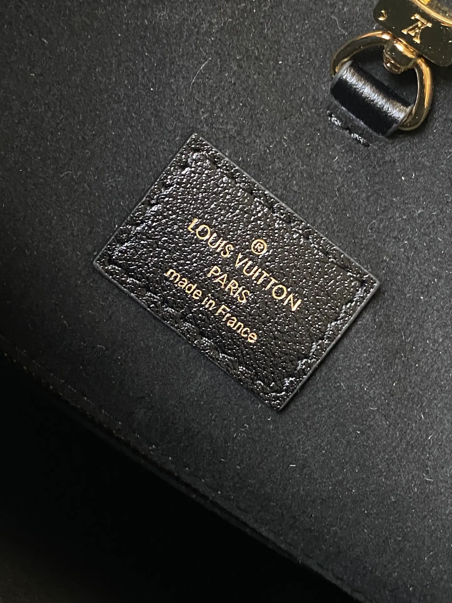 💰1100 (top layer leather) top original order M13137 The 2025 Cruise early spring show launched the Nova medium handbag, which gives the graceful cow leather a subtle mirror effect, combining both straightforward style and leisurely elegance. The LV nameplate and Monogram canvas trim add classic elements, and the dazzling sliding chain makes it easy to create a sophisticated look. Dimensions: 37 × 36 × 10 cm