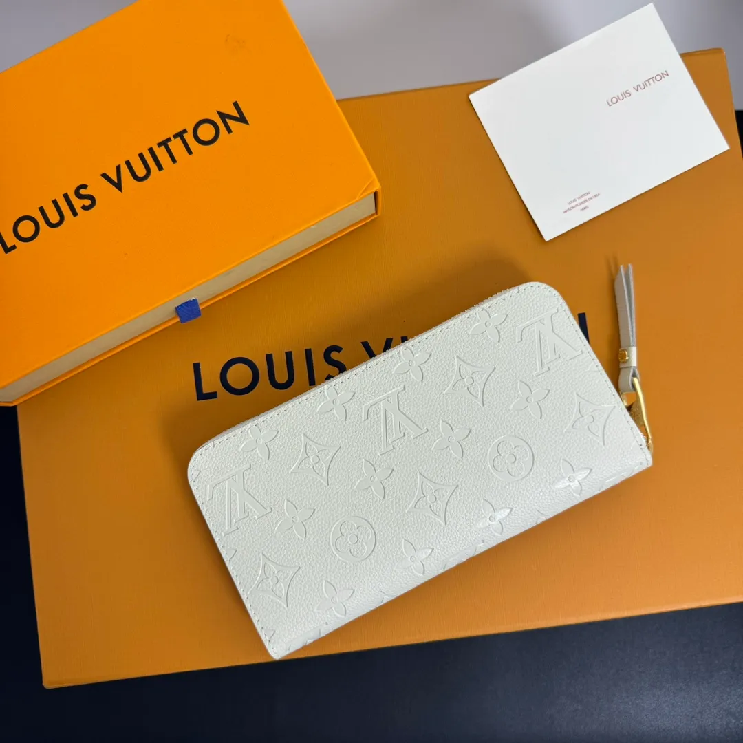 💰120 💎Upgraded original version 🇫🇷 Diamond pattern embossed material: embossed cowhide Introduction: 📢There are 8 credit card slots 3 large compartments to store banknotes Small zipper coin bag 3 flat bags to store bills 💋💋 Model: 60017 diamond pattern white Model: 19x10.