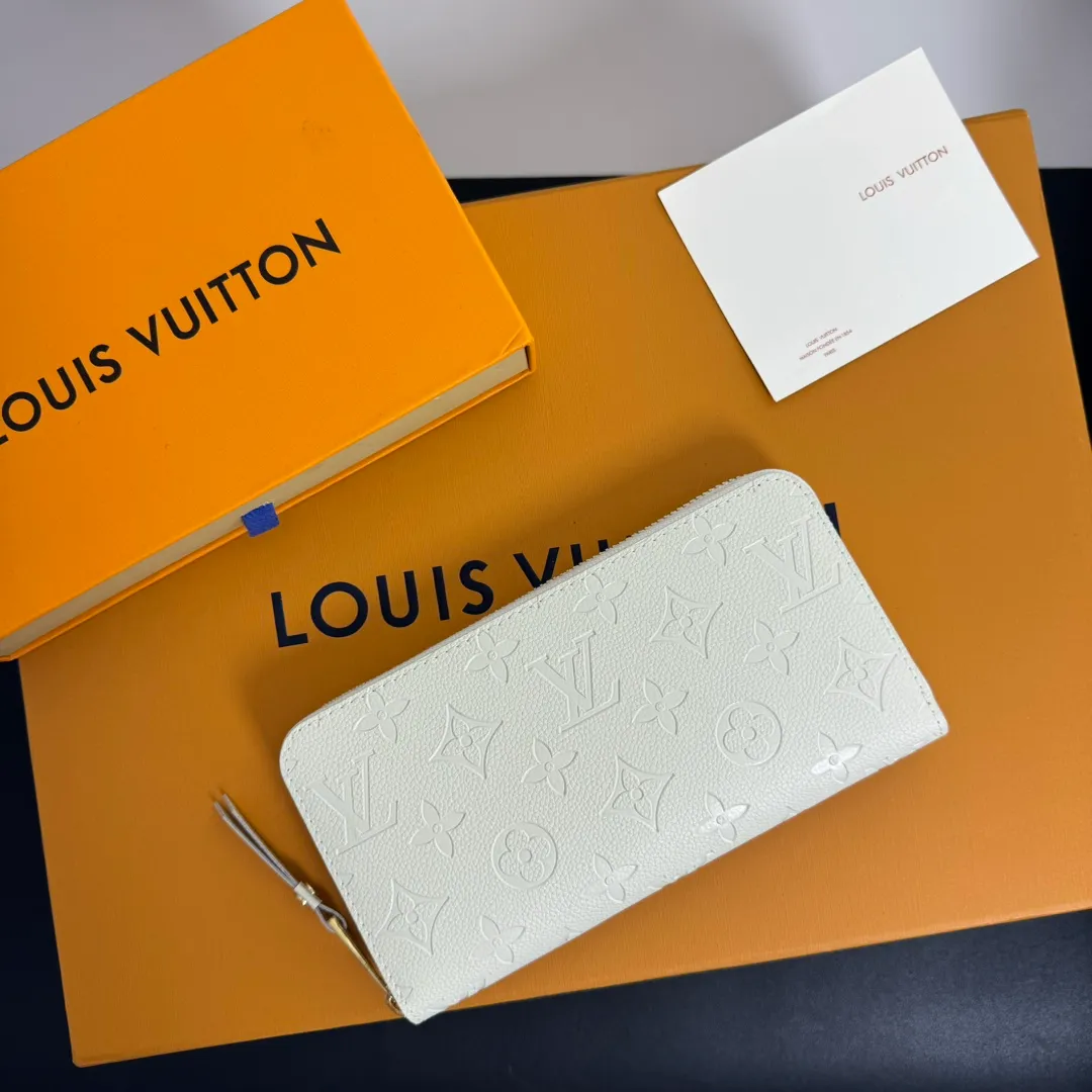 💰120 💎Upgraded original version 🇫🇷 Diamond pattern embossed material: embossed cowhide Introduction: 📢There are 8 credit card slots 3 large compartments to store banknotes Small zipper coin bag 3 flat bags to store bills 💋💋 Model: 60017 diamond pattern white Model: 19x10.