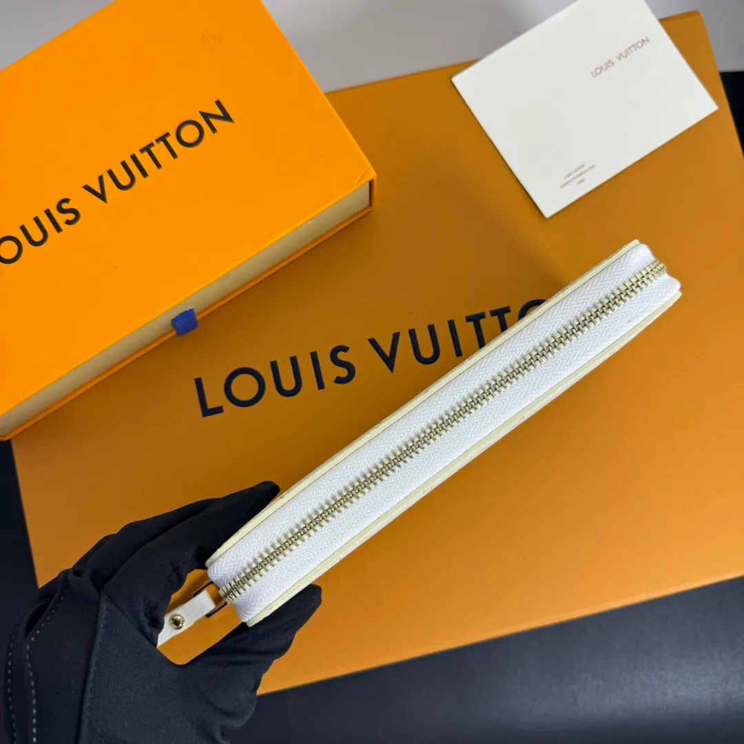 💰120 💎Upgraded original version 🇫🇷 Diamond pattern embossed material: embossed cowhide Introduction: 📢There are 8 credit card slots 3 large compartments to store banknotes Small zipper coin bag 3 flat bags to store bills 💋💋 Model: 60017 diamond pattern white Model: 19x10.