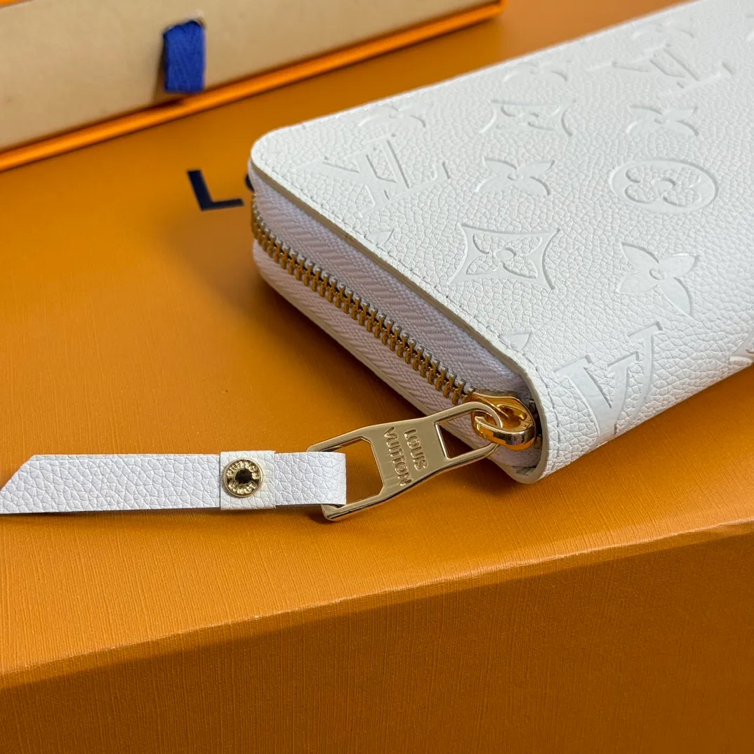 💰120 💎Upgraded original version 🇫🇷 Diamond pattern embossed material: embossed cowhide Introduction: 📢There are 8 credit card slots 3 large compartments to store banknotes Small zipper coin bag 3 flat bags to store bills 💋💋 Model: 60017 diamond pattern white Model: 19x10.