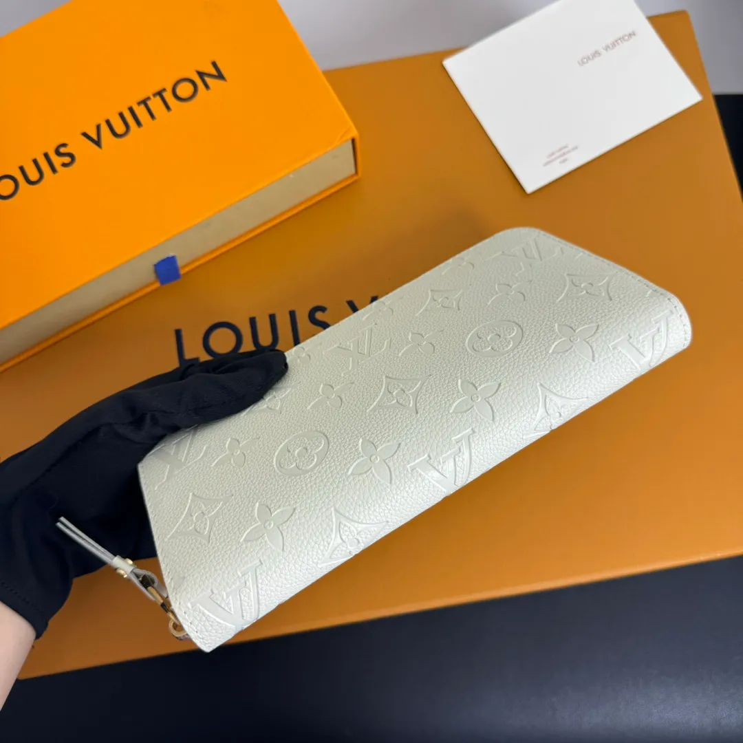 💰120 💎Upgraded original version 🇫🇷 Diamond pattern embossed material: embossed cowhide Introduction: 📢There are 8 credit card slots 3 large compartments to store banknotes Small zipper coin bag 3 flat bags to store bills 💋💋 Model: 60017 diamond pattern white Model: 19x10.