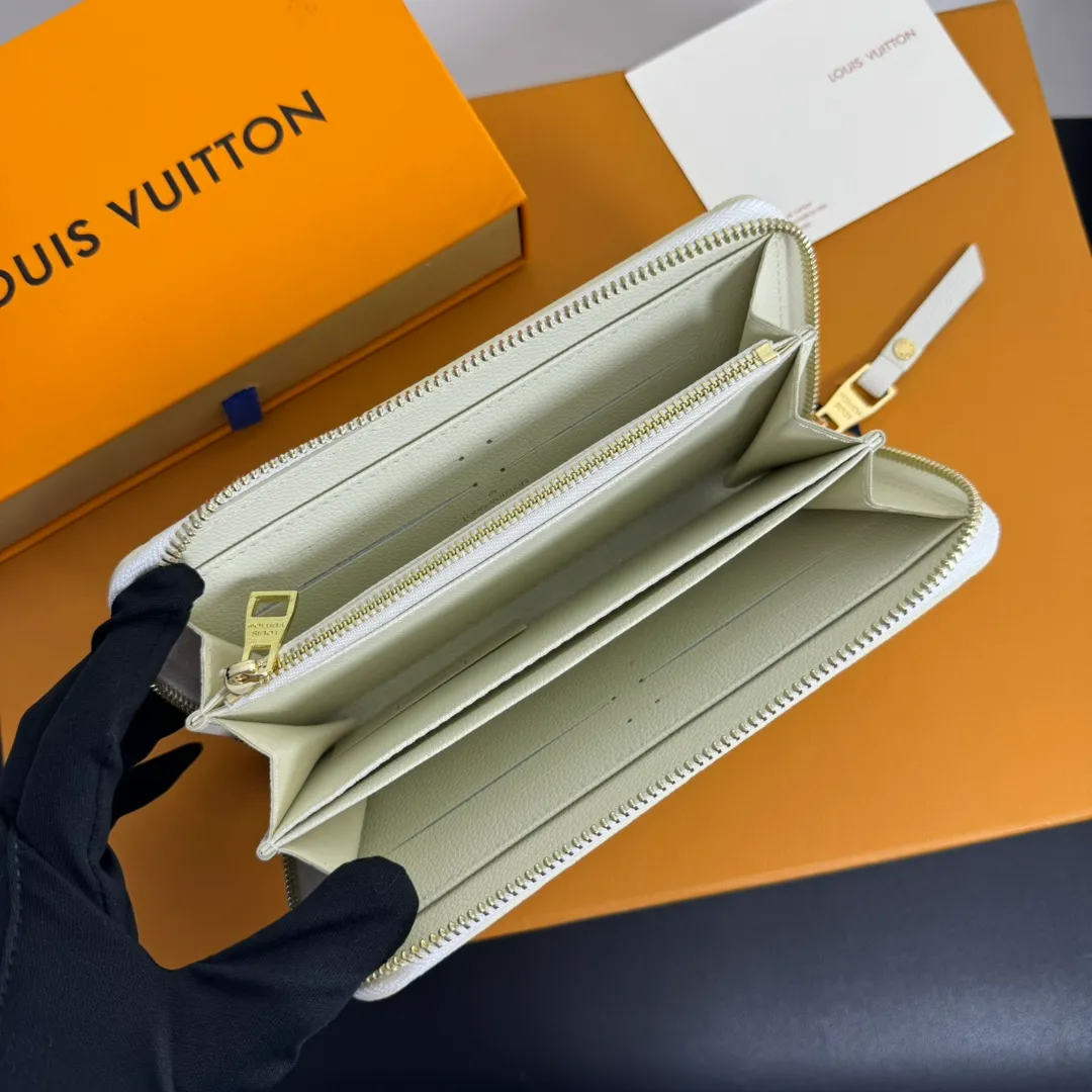 💰120 💎Upgraded original version 🇫🇷 Diamond pattern embossed material: embossed cowhide Introduction: 📢There are 8 credit card slots 3 large compartments to store banknotes Small zipper coin bag 3 flat bags to store bills 💋💋 Model: 60017 diamond pattern white Model: 19x10.