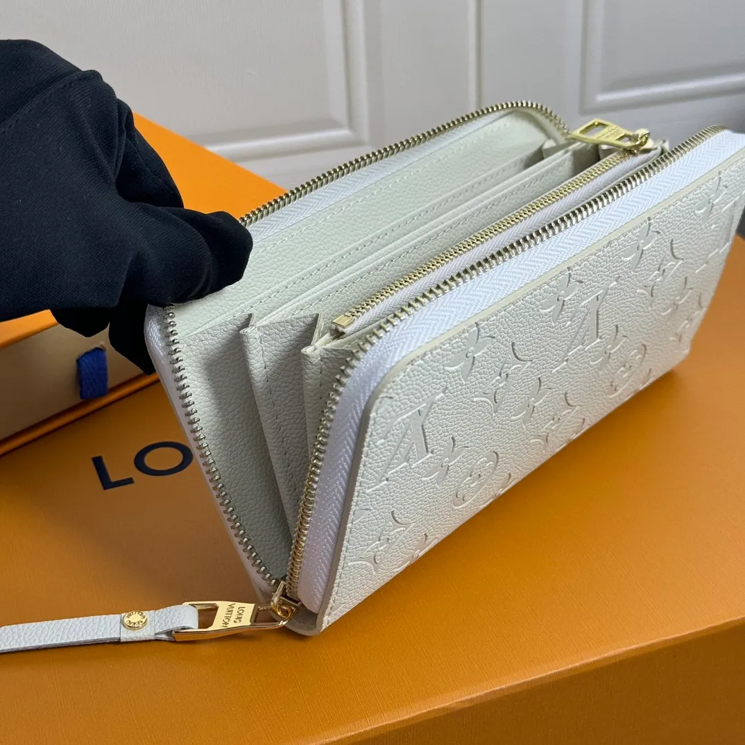 💰120 💎Upgraded original version 🇫🇷 Diamond pattern embossed material: embossed cowhide Introduction: 📢There are 8 credit card slots 3 large compartments to store banknotes Small zipper coin bag 3 flat bags to store bills 💋💋 Model: 60017 diamond pattern white Model: 19x10.