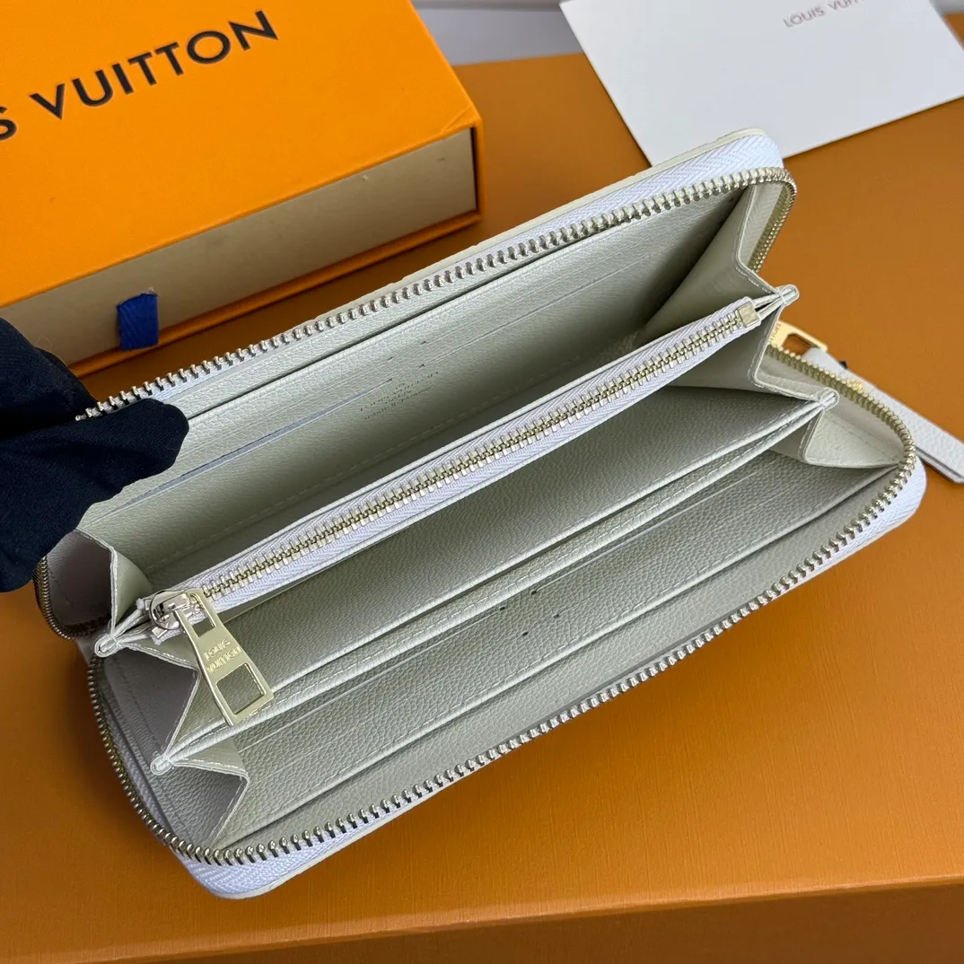 💰120 💎Upgraded original version 🇫🇷 Diamond pattern embossed material: embossed cowhide Introduction: 📢There are 8 credit card slots 3 large compartments to store banknotes Small zipper coin bag 3 flat bags to store bills 💋💋 Model: 60017 diamond pattern white Model: 19x10.