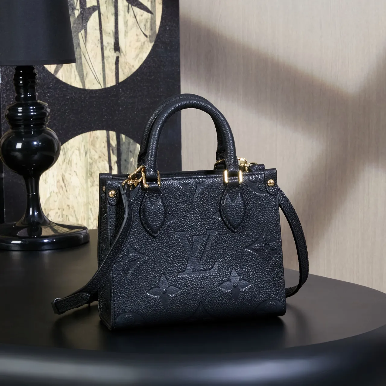 P1360 exclusive first model: M46993 ONTHEGO BB handbag [enhanced version] (quality improvement. Counter synchronization, dynamic electronic chip, gift bag, protective paper, copperplate electronic label, certificate of conformity) The leather is genuine OEM Italian A-grade leather (super genuine): the so-called super genuine. It lies in the quality, hardware, fabrics, handwork, oil edges, A-grade production, the photos taken are consistent with the products, and the complete package as shown in the pictures. Size: 18x15x8.5CM