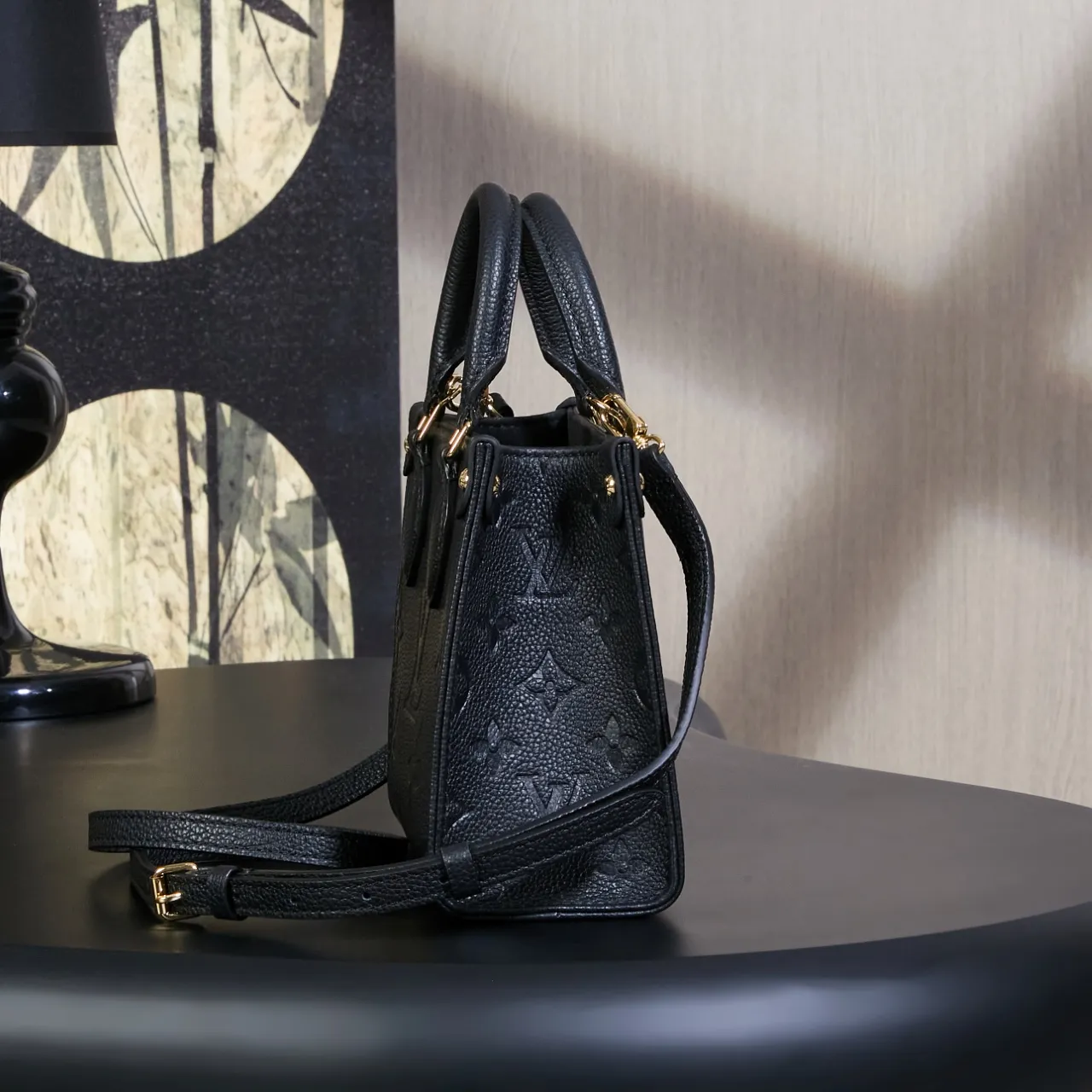 P1360 exclusive first model: M46993 ONTHEGO BB handbag [enhanced version] (quality improvement. Counter synchronization, dynamic electronic chip, gift bag, protective paper, copperplate electronic label, certificate of conformity) The leather is genuine OEM Italian A-grade leather (super genuine): the so-called super genuine. It lies in the quality, hardware, fabrics, handwork, oil edges, A-grade production, the photos taken are consistent with the products, and the complete package as shown in the pictures. Size: 18x15x8.5CM