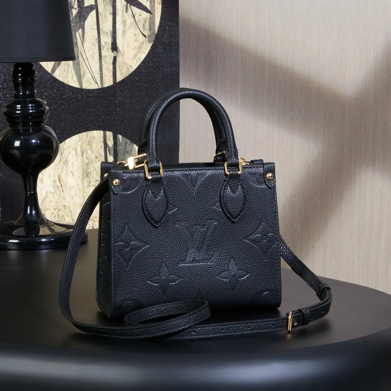 P1360 exclusive first model: M46993 ONTHEGO BB handbag [enhanced version] (quality improvement. Counter synchronization, dynamic electronic chip, gift bag, protective paper, copperplate electronic label, certificate of conformity) The leather is genuine OEM Italian A-grade leather (super genuine): the so-called super genuine. It lies in the quality, hardware, fabrics, handwork, oil edges, A-grade production, the photos taken are consistent with the products, and the complete package as shown in the pictures. Size: 18x15x8.5CM