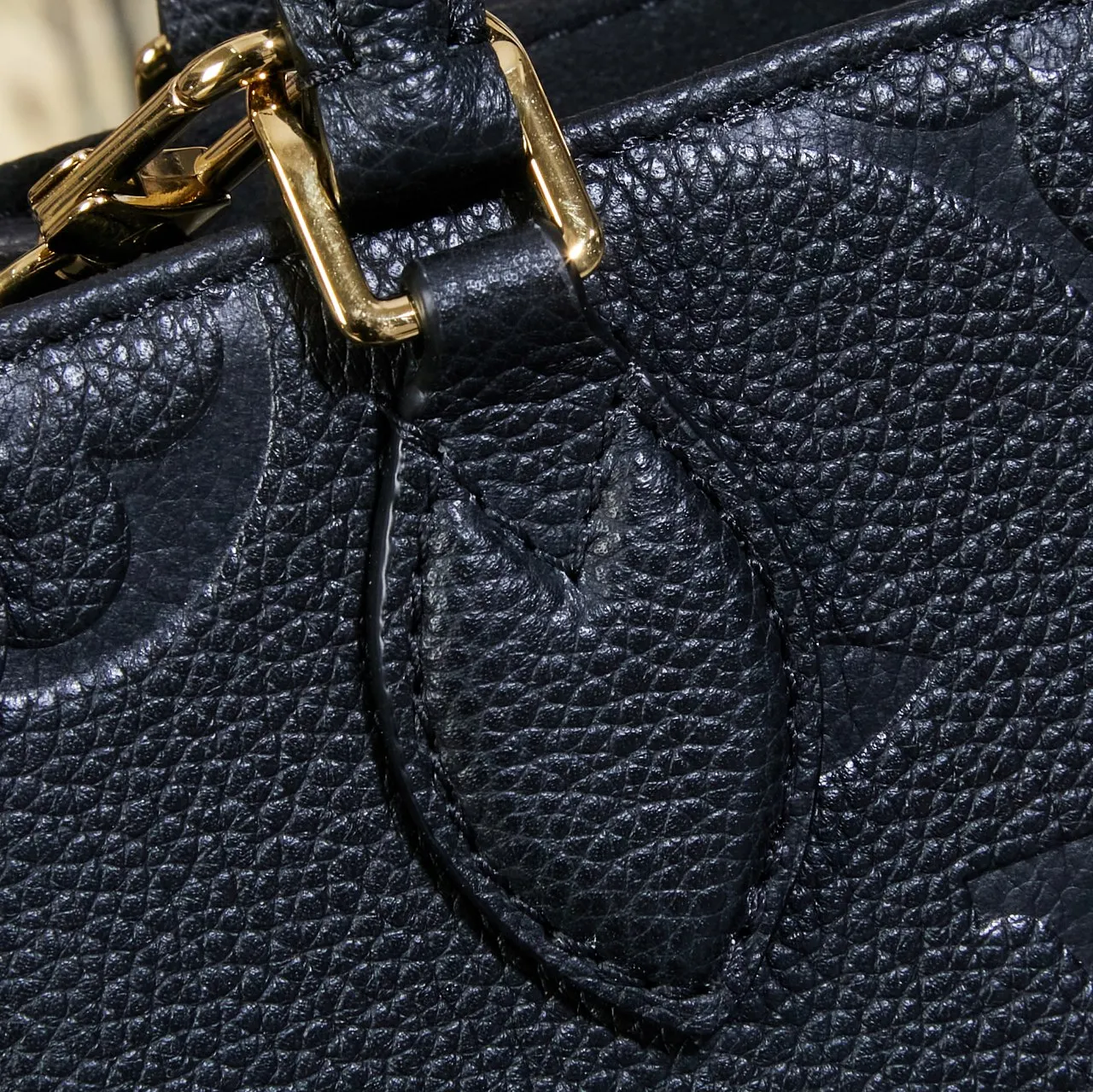 P1360 exclusive first model: M46993 ONTHEGO BB handbag [enhanced version] (quality improvement. Counter synchronization, dynamic electronic chip, gift bag, protective paper, copperplate electronic label, certificate of conformity) The leather is genuine OEM Italian A-grade leather (super genuine): the so-called super genuine. It lies in the quality, hardware, fabrics, handwork, oil edges, A-grade production, the photos taken are consistent with the products, and the complete package as shown in the pictures. Size: 18x15x8.5CM