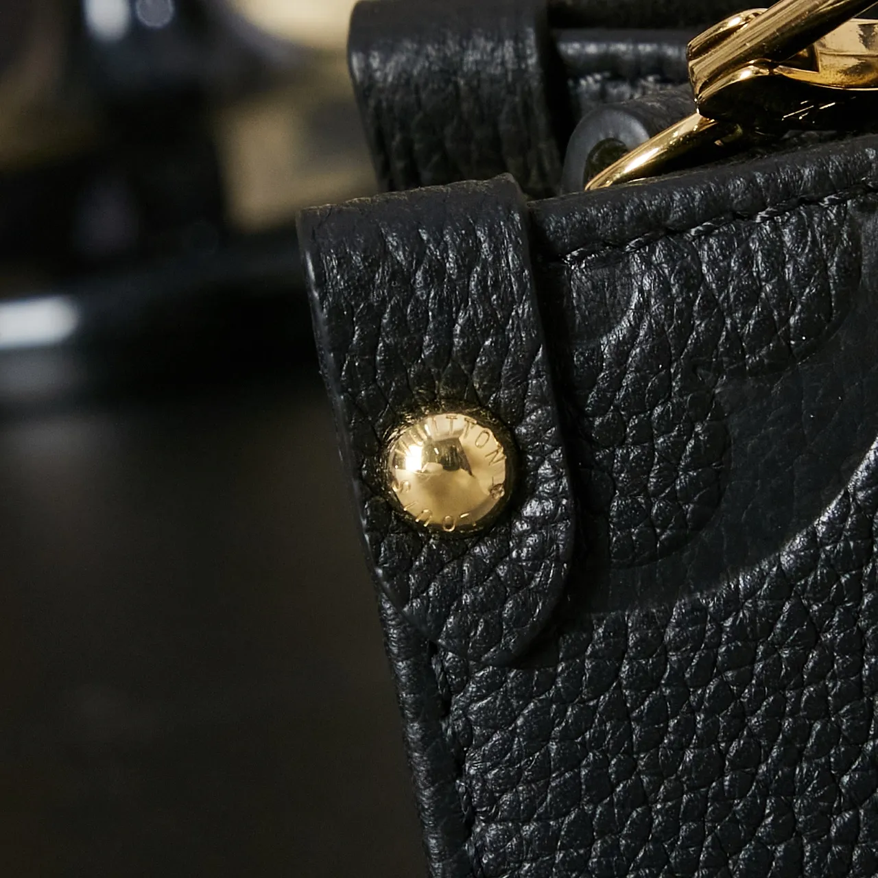 P1360 exclusive first model: M46993 ONTHEGO BB handbag [enhanced version] (quality improvement. Counter synchronization, dynamic electronic chip, gift bag, protective paper, copperplate electronic label, certificate of conformity) The leather is genuine OEM Italian A-grade leather (super genuine): the so-called super genuine. It lies in the quality, hardware, fabrics, handwork, oil edges, A-grade production, the photos taken are consistent with the products, and the complete package as shown in the pictures. Size: 18x15x8.5CM