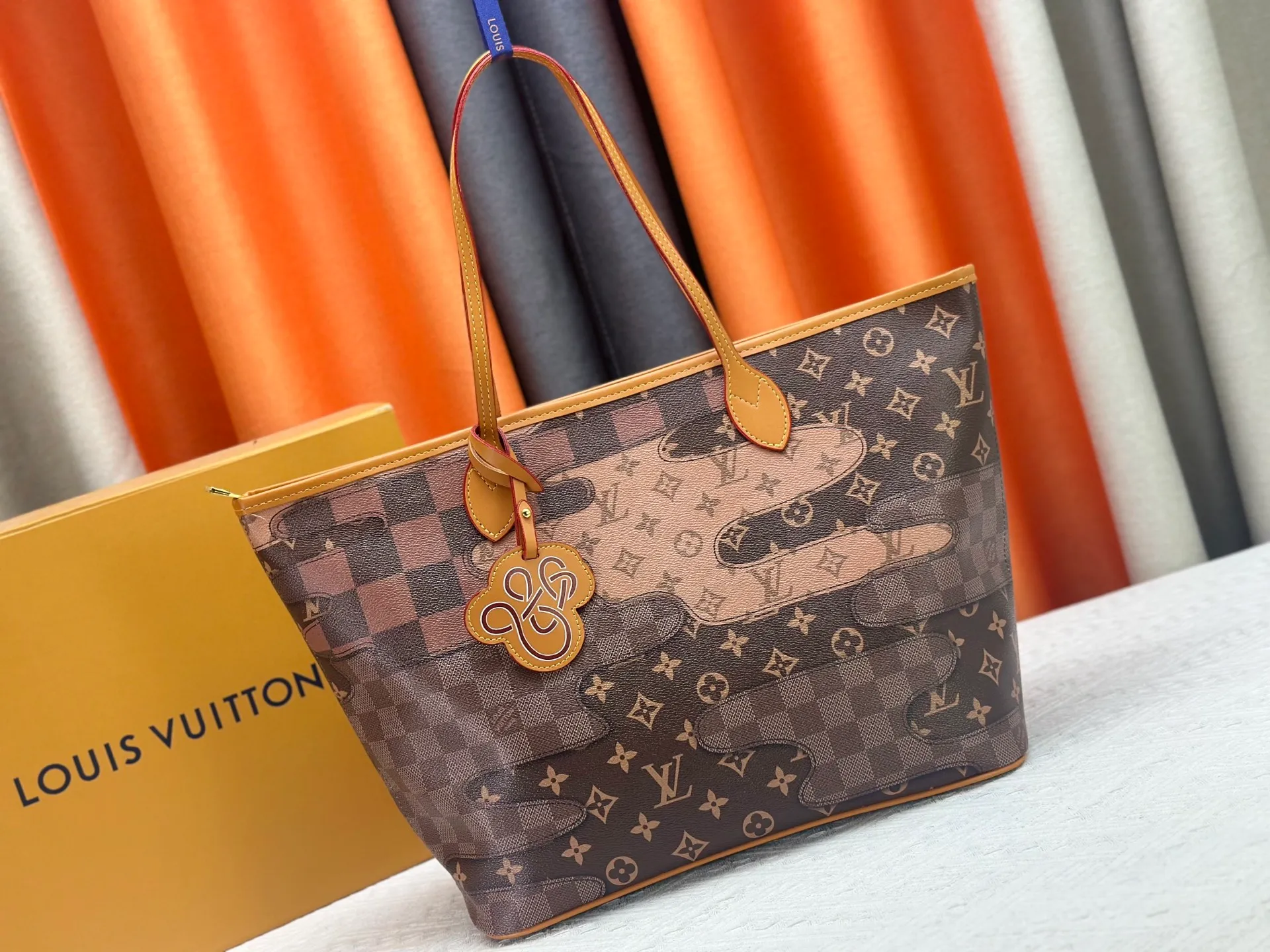 P270 Upgraded Original M26174 M40995 This Nevereverfull handbag is made of multiple classic canvases to create a spacious configuration. The Monogram canvas body is integrated with Damier and Monogram Reverse embroidered patches, presenting a striking and unique mosaic effect. LV Dynasty decoration adds a touch of brilliance, and the removable inner bag can be easily removed for separate use. Dimensions: 60.0 x 38.0 x 23.0 cm (length x height x width)