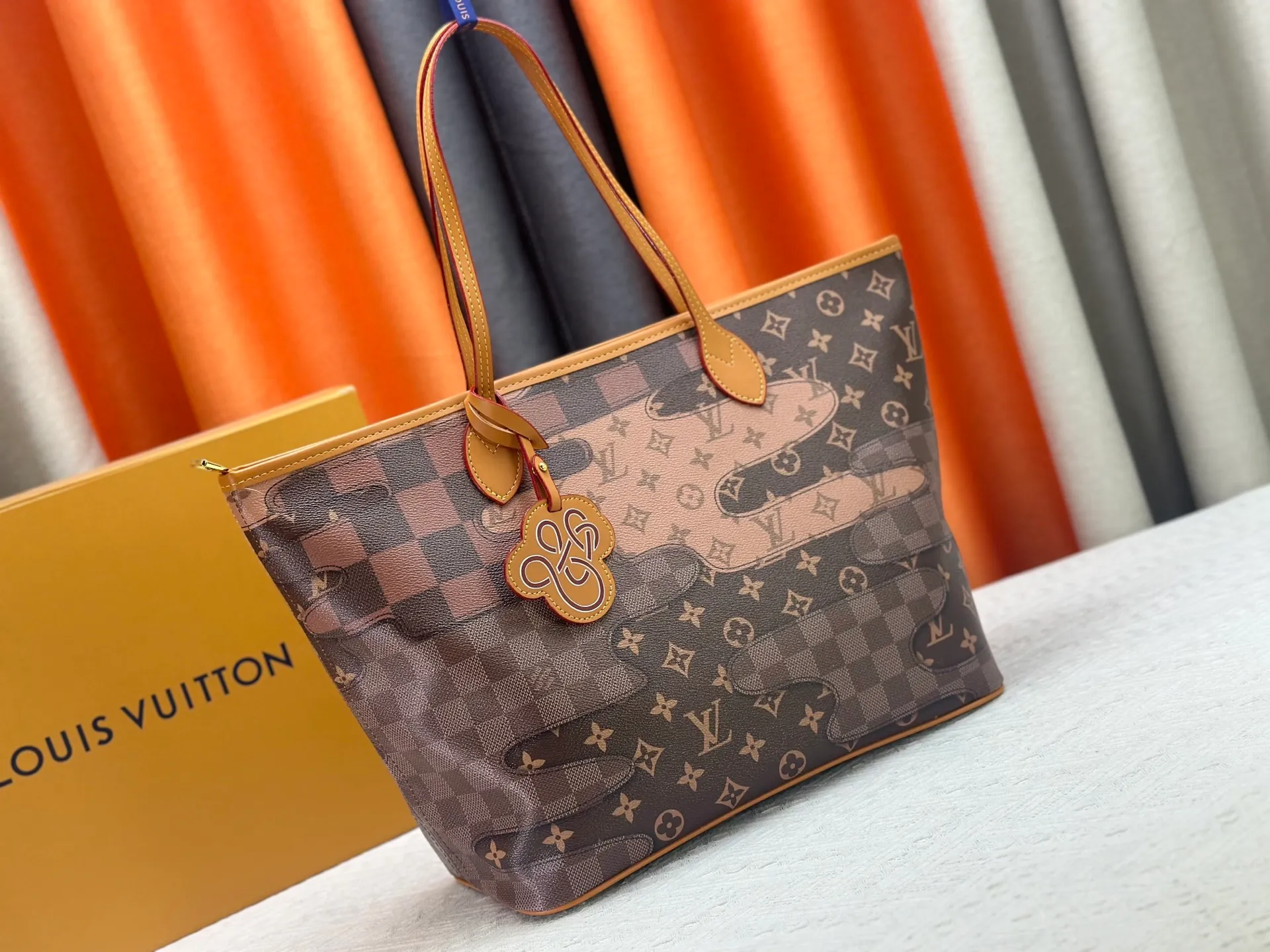 P270 Upgraded Original M26174 M40995 This Nevereverfull handbag is made of multiple classic canvases to create a spacious configuration. The Monogram canvas body is integrated with Damier and Monogram Reverse embroidered patches, presenting a striking and unique mosaic effect. LV Dynasty decoration adds a touch of brilliance, and the removable inner bag can be easily removed for separate use. Dimensions: 60.0 x 38.0 x 23.0 cm (length x height x width)