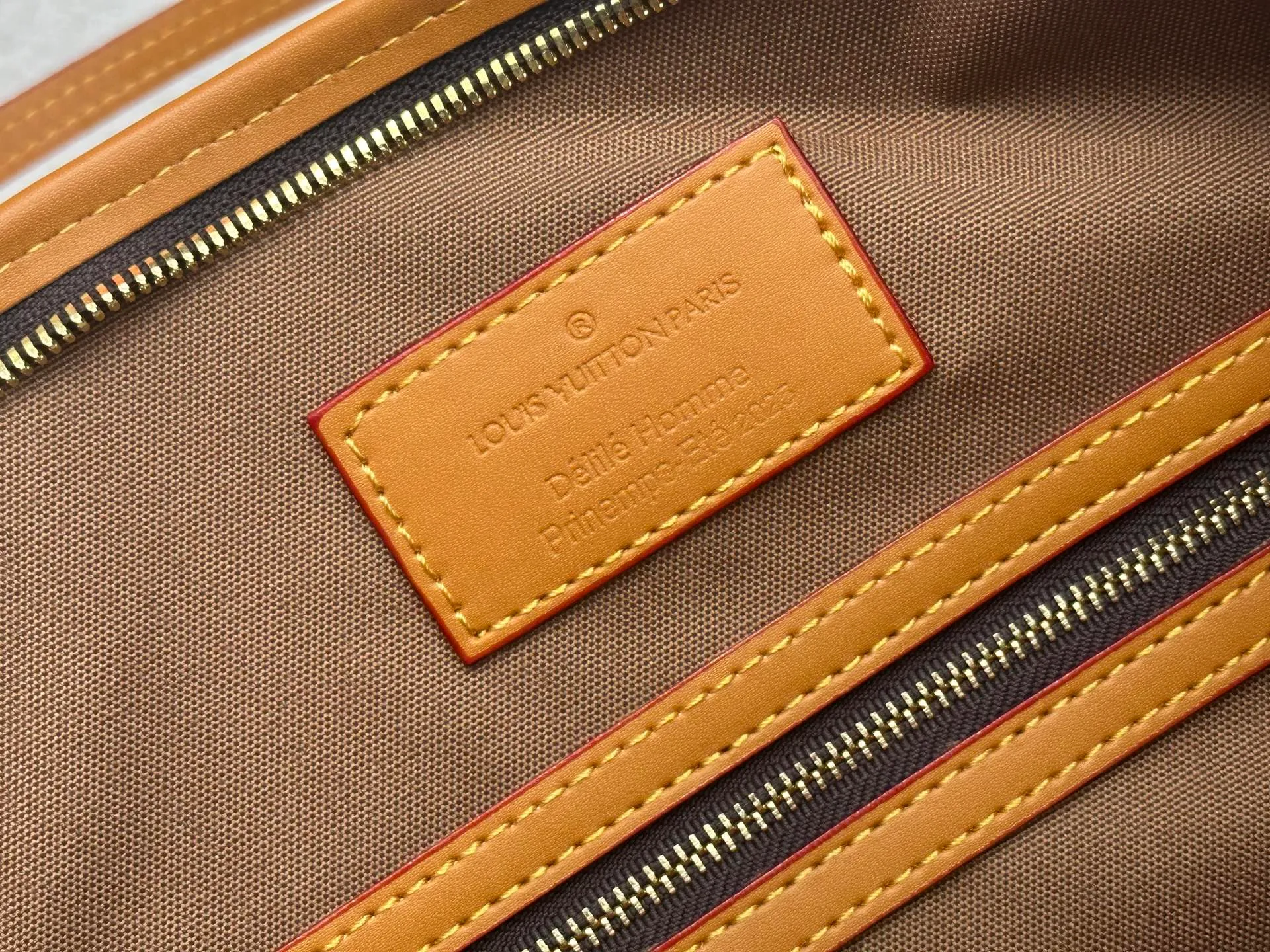 P270 Upgraded Original M26174 M40995 This Nevereverfull handbag is made of multiple classic canvases to create a spacious configuration. The Monogram canvas body is integrated with Damier and Monogram Reverse embroidered patches, presenting a striking and unique mosaic effect. LV Dynasty decoration adds a touch of brilliance, and the removable inner bag can be easily removed for separate use. Dimensions: 60.0 x 38.0 x 23.0 cm (length x height x width)
