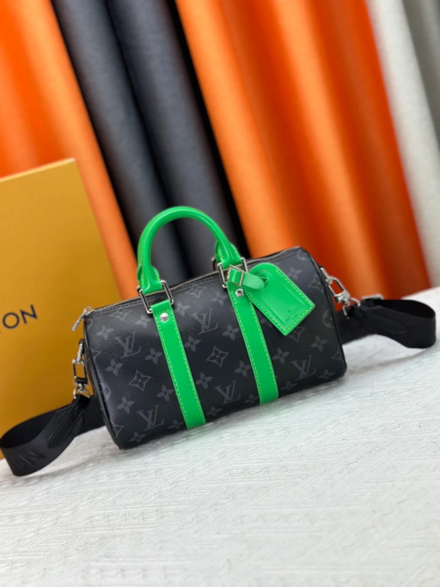 P230 M25885 Upgraded original M13988 full leather black M12627 khaki presbyopia, black grass green 46271 black flower This Keepall Bandoulière 25 handbag is made of grain leather with suede details and distressed metal parts. The Monogram canvas outer bag is opened with a cord zipper puller, making it easy to access and place your belongings. Removable and adjustable leather shoulder strap provides comfortable shoulder carrying experience. Length, height and width: 25x15x11cm