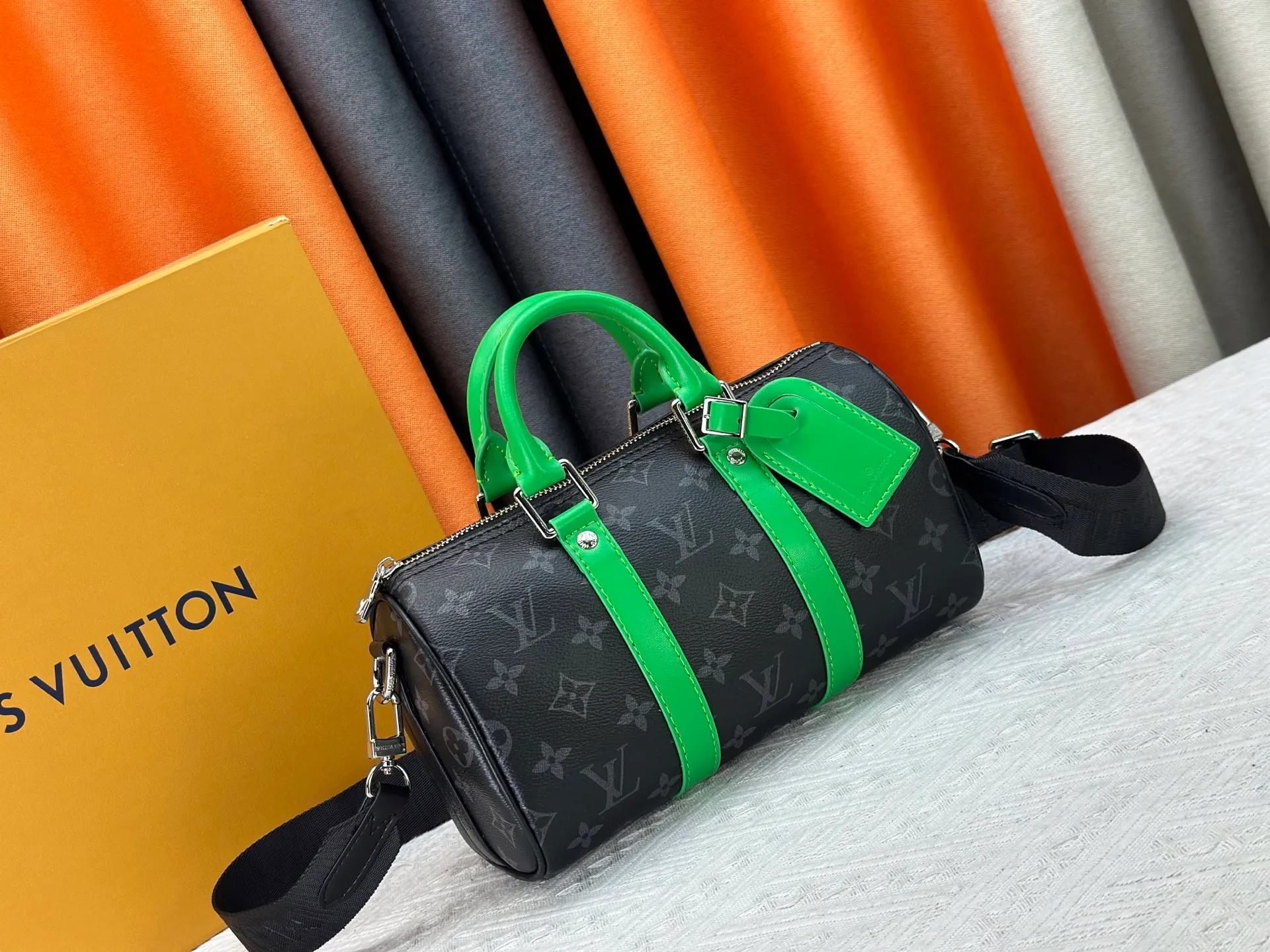 P230 M25885 Upgraded original M13988 full leather black M12627 khaki presbyopia, black grass green 46271 black flower This Keepall Bandoulière 25 handbag is made of grain leather with suede details and distressed metal parts. The Monogram canvas outer bag is opened with a cord zipper puller, making it easy to access and place your belongings. Removable and adjustable leather shoulder strap provides comfortable shoulder carrying experience. Length, height and width: 25x15x11cm