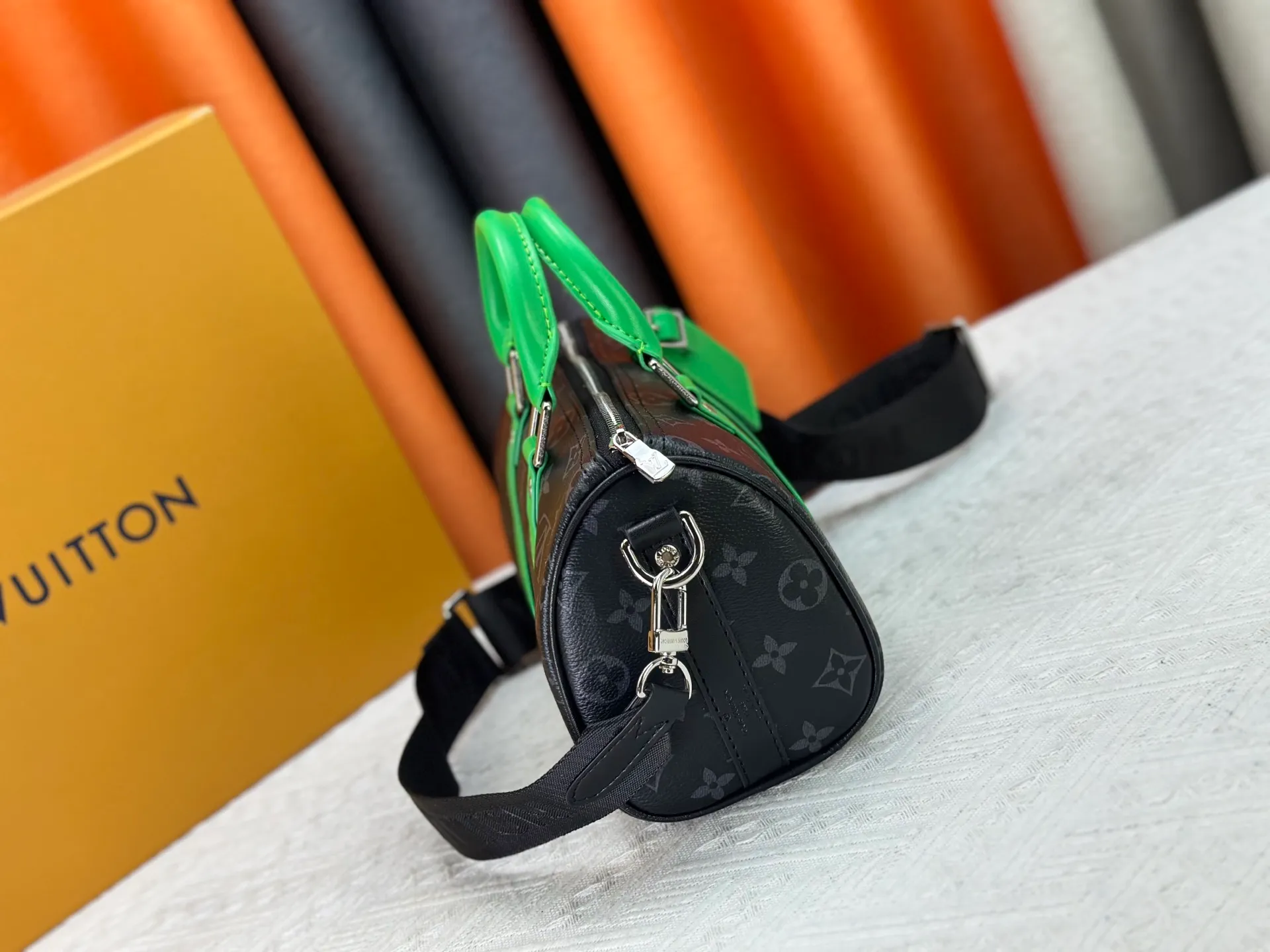 P230 M25885 Upgraded original M13988 full leather black M12627 khaki presbyopia, black grass green 46271 black flower This Keepall Bandoulière 25 handbag is made of grain leather with suede details and distressed metal parts. The Monogram canvas outer bag is opened with a cord zipper puller, making it easy to access and place your belongings. Removable and adjustable leather shoulder strap provides comfortable shoulder carrying experience. Length, height and width: 25x15x11cm
