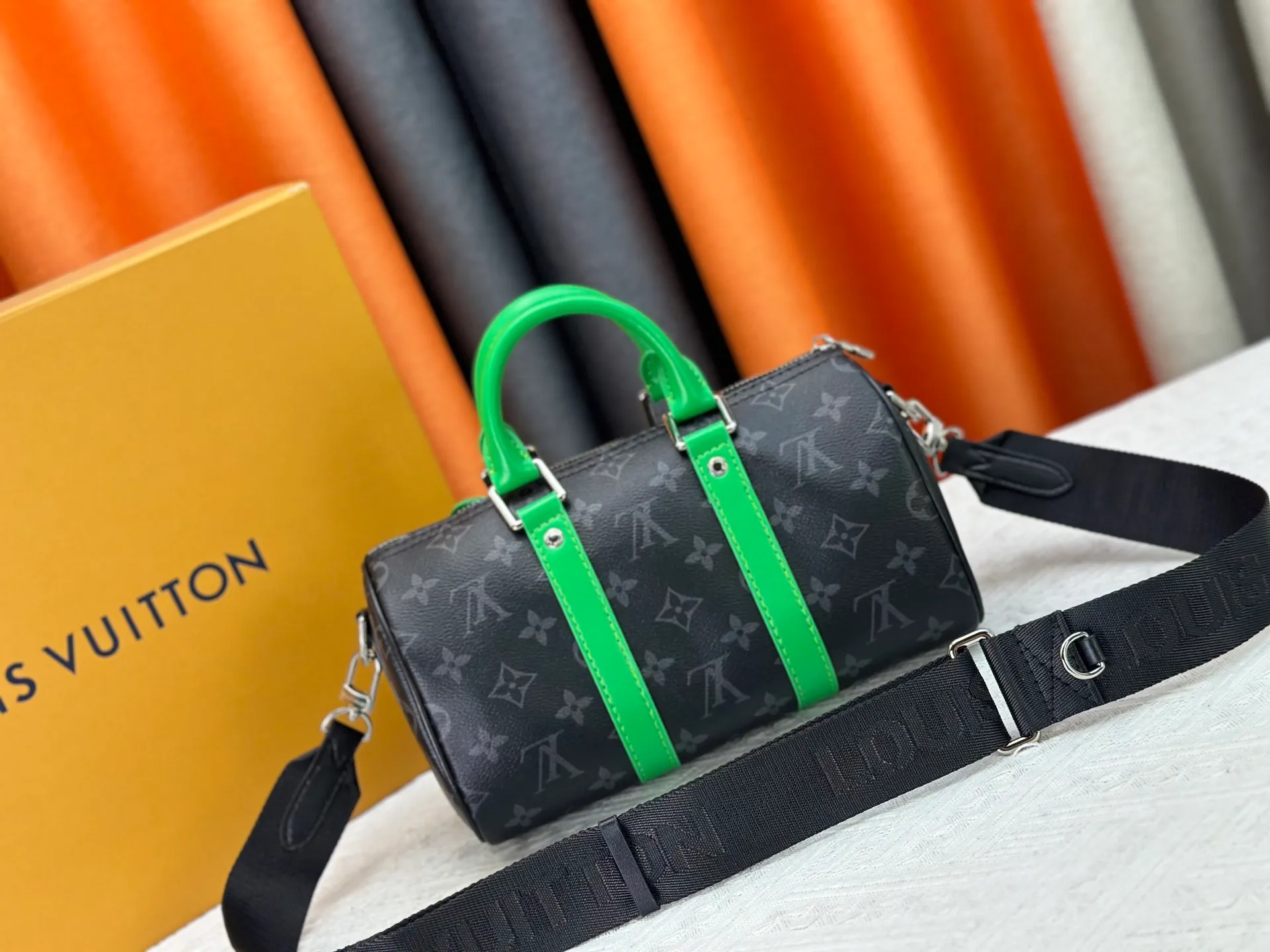 P230 M25885 Upgraded original M13988 full leather black M12627 khaki presbyopia, black grass green 46271 black flower This Keepall Bandoulière 25 handbag is made of grain leather with suede details and distressed metal parts. The Monogram canvas outer bag is opened with a cord zipper puller, making it easy to access and place your belongings. Removable and adjustable leather shoulder strap provides comfortable shoulder carrying experience. Length, height and width: 25x15x11cm