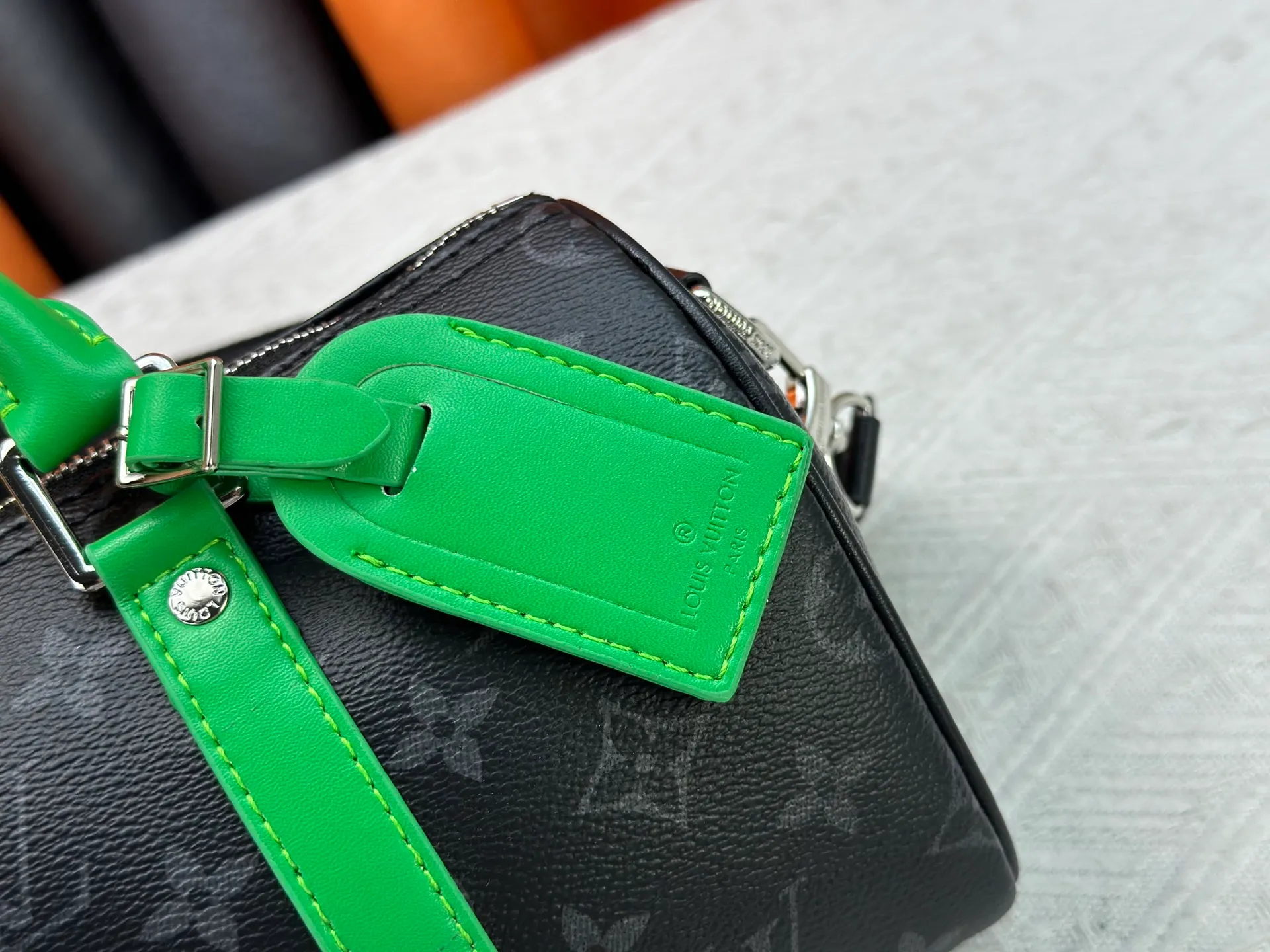 P230 M25885 Upgraded original M13988 full leather black M12627 khaki presbyopia, black grass green 46271 black flower This Keepall Bandoulière 25 handbag is made of grain leather with suede details and distressed metal parts. The Monogram canvas outer bag is opened with a cord zipper puller, making it easy to access and place your belongings. Removable and adjustable leather shoulder strap provides comfortable shoulder carrying experience. Length, height and width: 25x15x11cm