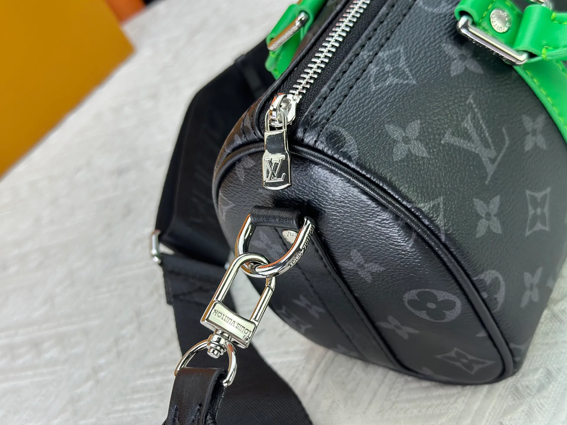 P230 M25885 Upgraded original M13988 full leather black M12627 khaki presbyopia, black grass green 46271 black flower This Keepall Bandoulière 25 handbag is made of grain leather with suede details and distressed metal parts. The Monogram canvas outer bag is opened with a cord zipper puller, making it easy to access and place your belongings. Removable and adjustable leather shoulder strap provides comfortable shoulder carrying experience. Length, height and width: 25x15x11cm