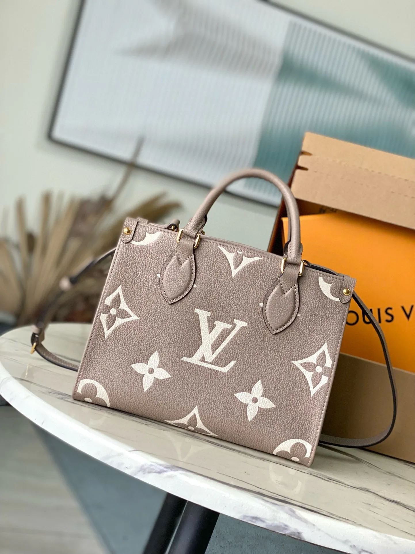💰1040 (first-grain leather) top original order M45779 Elephant Gray Onthego small Tote bag draws inspiration from the classic Sac Plat handbag in 1968. It is made of Monogram Empreinte leather embossed with Medium Bicolor Monogram pattern to create a miniature version, which can store daily needs such as iPad Mini. Flexible handles and detachable shoulder strap enrich carrying options. Dimensions: 25 x 19 x 11.5 cm