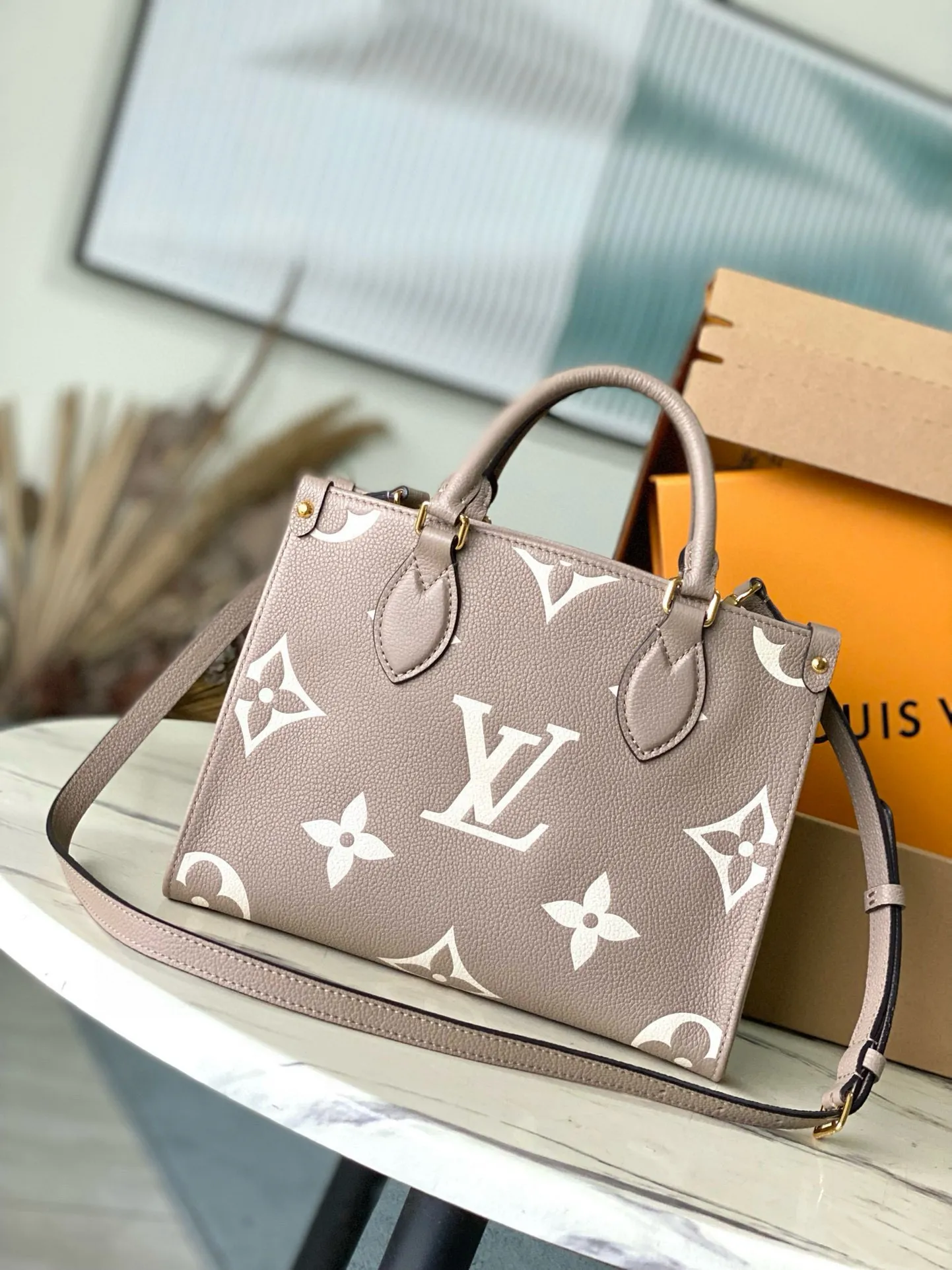 💰1040 (first-grain leather) top original order M45779 Elephant Gray Onthego small Tote bag draws inspiration from the classic Sac Plat handbag in 1968. It is made of Monogram Empreinte leather embossed with Medium Bicolor Monogram pattern to create a miniature version, which can store daily needs such as iPad Mini. Flexible handles and detachable shoulder strap enrich carrying options. Dimensions: 25 x 19 x 11.5 cm