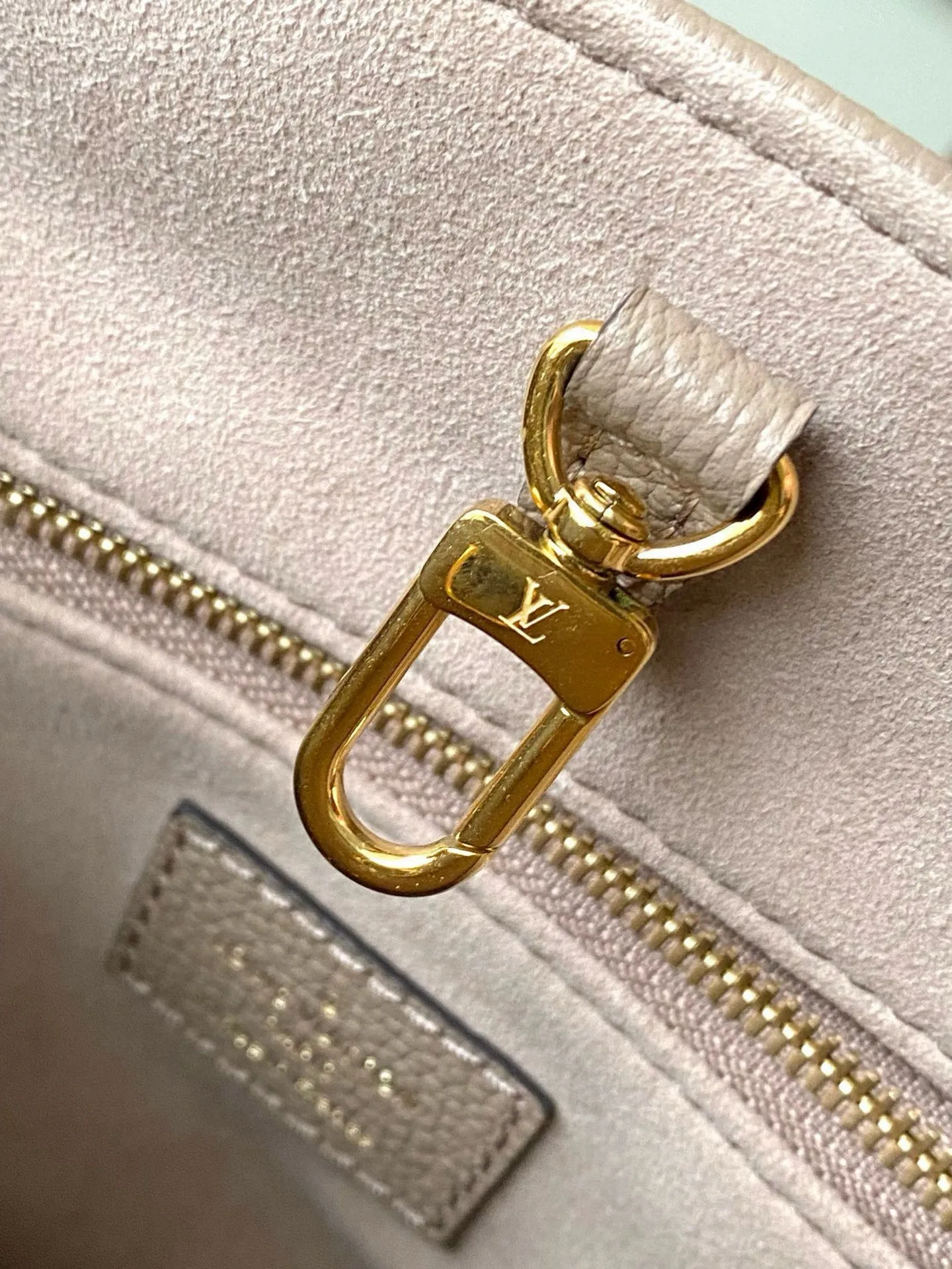 💰1040 (first-grain leather) top original order M45779 Elephant Gray Onthego small Tote bag draws inspiration from the classic Sac Plat handbag in 1968. It is made of Monogram Empreinte leather embossed with Medium Bicolor Monogram pattern to create a miniature version, which can store daily needs such as iPad Mini. Flexible handles and detachable shoulder strap enrich carrying options. Dimensions: 25 x 19 x 11.5 cm