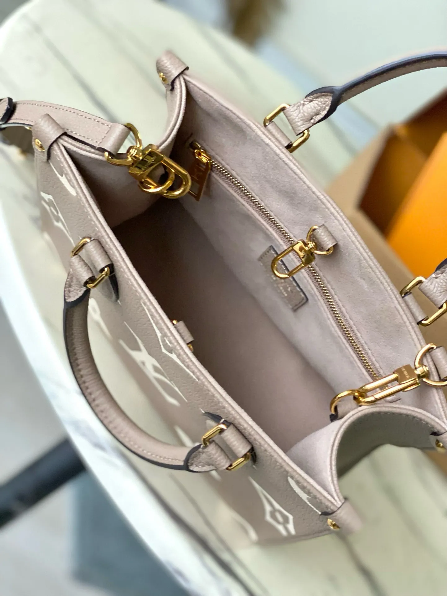 💰1040 (first-grain leather) top original order M45779 Elephant Gray Onthego small Tote bag draws inspiration from the classic Sac Plat handbag in 1968. It is made of Monogram Empreinte leather embossed with Medium Bicolor Monogram pattern to create a miniature version, which can store daily needs such as iPad Mini. Flexible handles and detachable shoulder strap enrich carrying options. Dimensions: 25 x 19 x 11.5 cm