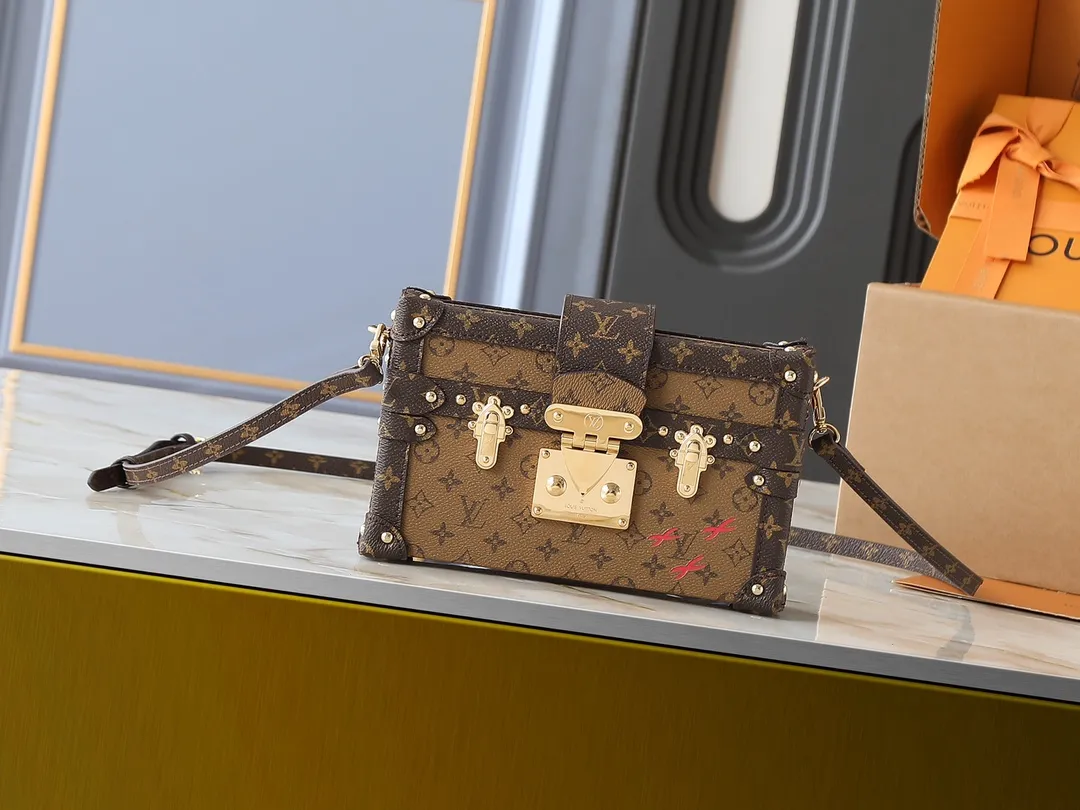 💰300💰Upgraded from the original M45960 M86286. Every detail of this Petite Malle handbag is derived from Louis Vuitton's box-making heritage: the bag shape, Monogram Reverse canvas, metal locks and accessories - and Louis Vuitton's classic printed sheepskin lining. A well-made and fashionable "pocket hard case" that can be your companion from day to night. Can be carried as a clutch or worn cross-body with the adjustable shoulder strap. Dimensions: 20.0 x 12.5 x 6.0 cm (length x height x width)