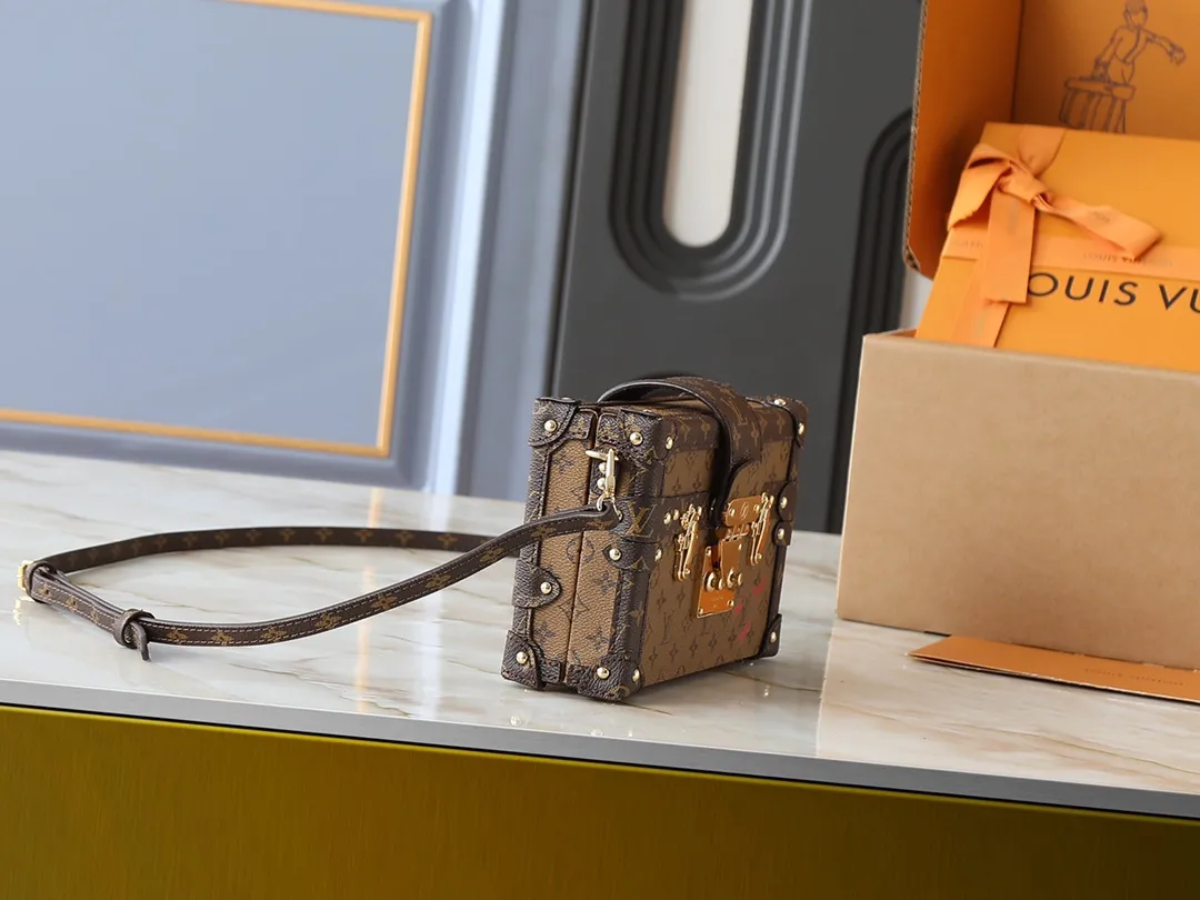 💰300💰Upgraded from the original M45960 M86286. Every detail of this Petite Malle handbag is derived from Louis Vuitton's box-making heritage: the bag shape, Monogram Reverse canvas, metal locks and accessories - and Louis Vuitton's classic printed sheepskin lining. A well-made and fashionable "pocket hard case" that can be your companion from day to night. Can be carried as a clutch or worn cross-body with the adjustable shoulder strap. Dimensions: 20.0 x 12.5 x 6.0 cm (length x height x width)