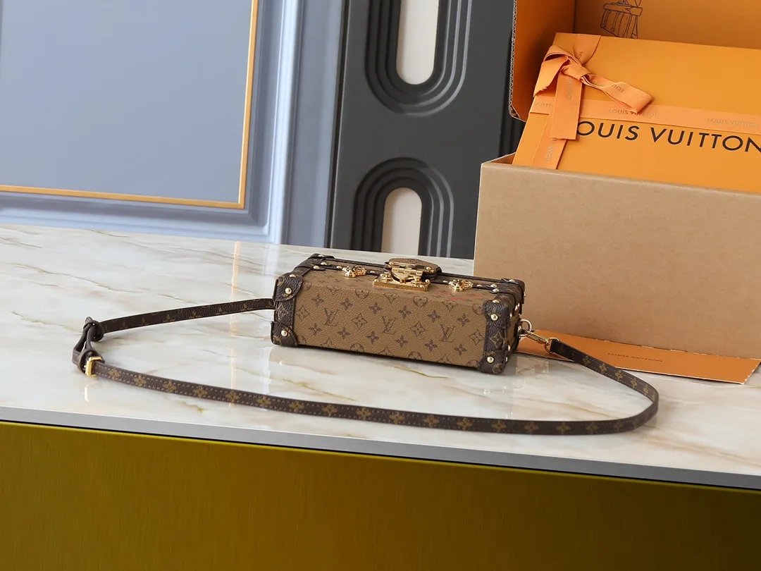 💰300💰Upgraded from the original M45960 M86286. Every detail of this Petite Malle handbag is derived from Louis Vuitton's box-making heritage: the bag shape, Monogram Reverse canvas, metal locks and accessories - and Louis Vuitton's classic printed sheepskin lining. A well-made and fashionable "pocket hard case" that can be your companion from day to night. Can be carried as a clutch or worn cross-body with the adjustable shoulder strap. Dimensions: 20.0 x 12.5 x 6.0 cm (length x height x width)