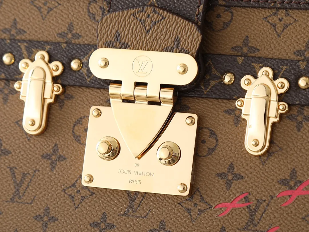 💰300💰Upgraded from the original M45960 M86286. Every detail of this Petite Malle handbag is derived from Louis Vuitton's box-making heritage: the bag shape, Monogram Reverse canvas, metal locks and accessories - and Louis Vuitton's classic printed sheepskin lining. A well-made and fashionable "pocket hard case" that can be your companion from day to night. Can be carried as a clutch or worn cross-body with the adjustable shoulder strap. Dimensions: 20.0 x 12.5 x 6.0 cm (length x height x width)