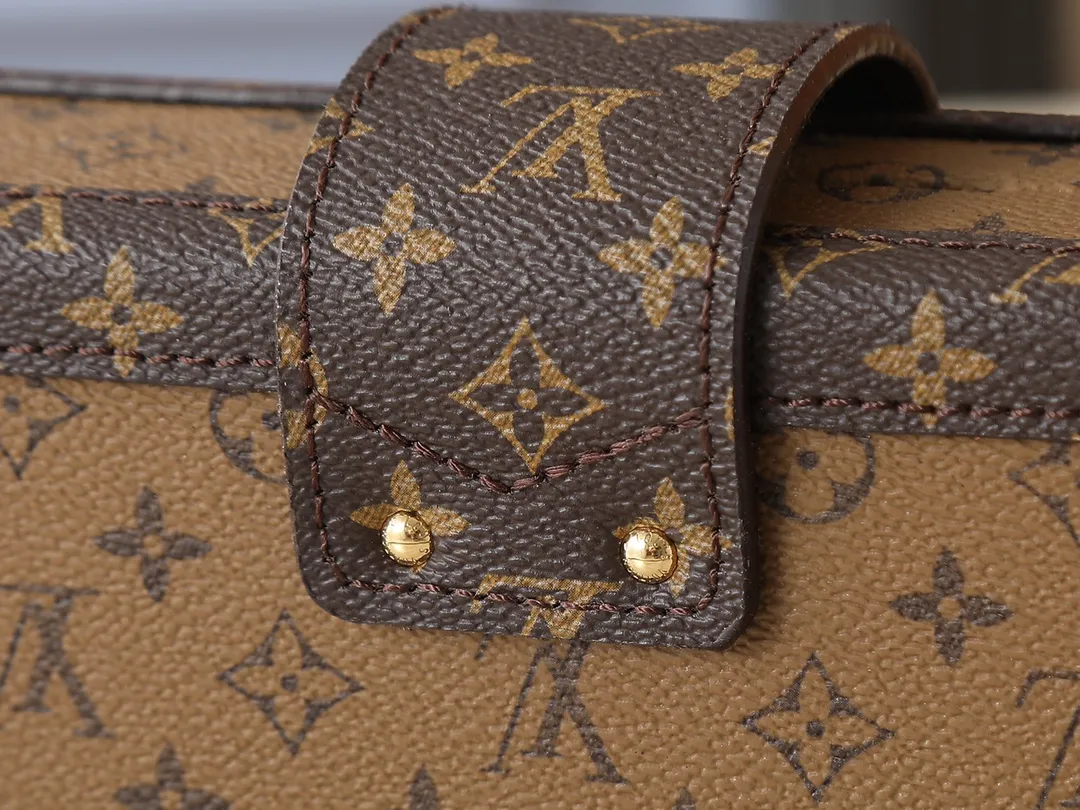 💰300💰Upgraded from the original M45960 M86286. Every detail of this Petite Malle handbag is derived from Louis Vuitton's box-making heritage: the bag shape, Monogram Reverse canvas, metal locks and accessories - and Louis Vuitton's classic printed sheepskin lining. A well-made and fashionable "pocket hard case" that can be your companion from day to night. Can be carried as a clutch or worn cross-body with the adjustable shoulder strap. Dimensions: 20.0 x 12.5 x 6.0 cm (length x height x width)