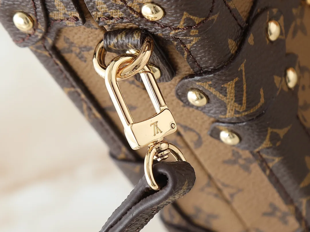 💰300💰Upgraded from the original M45960 M86286. Every detail of this Petite Malle handbag is derived from Louis Vuitton's box-making heritage: the bag shape, Monogram Reverse canvas, metal locks and accessories - and Louis Vuitton's classic printed sheepskin lining. A well-made and fashionable "pocket hard case" that can be your companion from day to night. Can be carried as a clutch or worn cross-body with the adjustable shoulder strap. Dimensions: 20.0 x 12.5 x 6.0 cm (length x height x width)