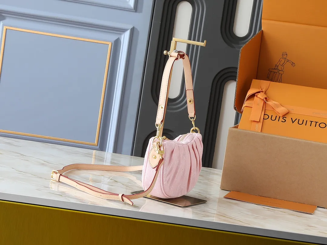 💰260💰Upgraded from the original M13571. This Pochette Valley handbag is made of Monogram cotton denim, with contrasting cow leather trim and dazzling metal parts, giving the classic design a modern style. Remove the handle and transform it into a clutch. Dimensions: 21.0 x 15.0 x 7.0 cm (length x height x width)
