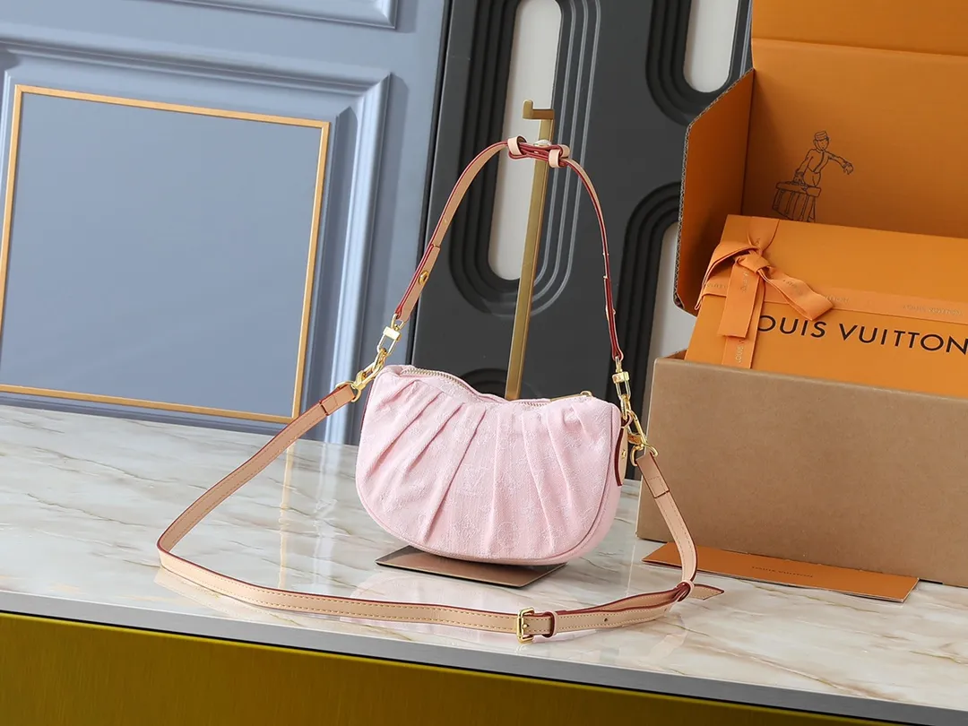 💰260💰Upgraded from the original M13571. This Pochette Valley handbag is made of Monogram cotton denim, with contrasting cow leather trim and dazzling metal parts, giving the classic design a modern style. Remove the handle and transform it into a clutch. Dimensions: 21.0 x 15.0 x 7.0 cm (length x height x width)