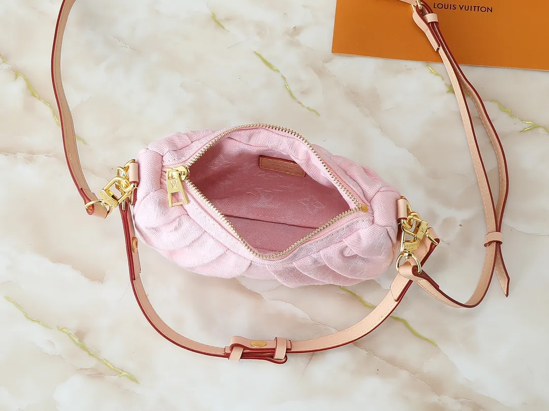 💰260💰Upgraded from the original M13571. This Pochette Valley handbag is made of Monogram cotton denim, with contrasting cow leather trim and dazzling metal parts, giving the classic design a modern style. Remove the handle and transform it into a clutch. Dimensions: 21.0 x 15.0 x 7.0 cm (length x height x width)
