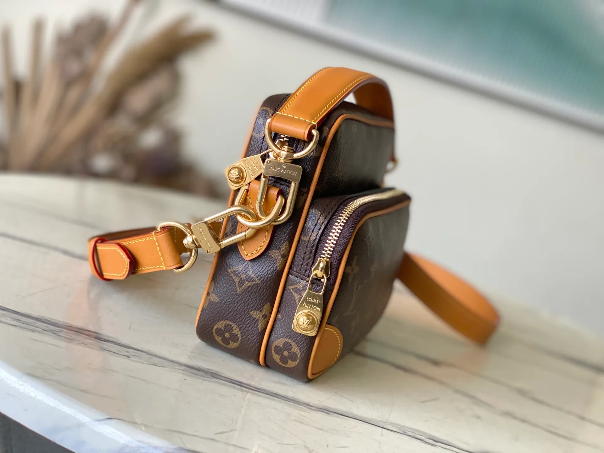💰1160 Top original order M14016 Nil handbag is fashionable and compact. It belongs to the Monogram Archive series. The body is made of Monogram coated canvas and decorated with cow leather trim. The bag combines vintage details with modern elegance, with reinforced corners and Pharrell Williams' newly introduced pearl zippers. The detachable handle and strap are flexible and portable. Dimensions: 25 × 17.5 × 11 cm