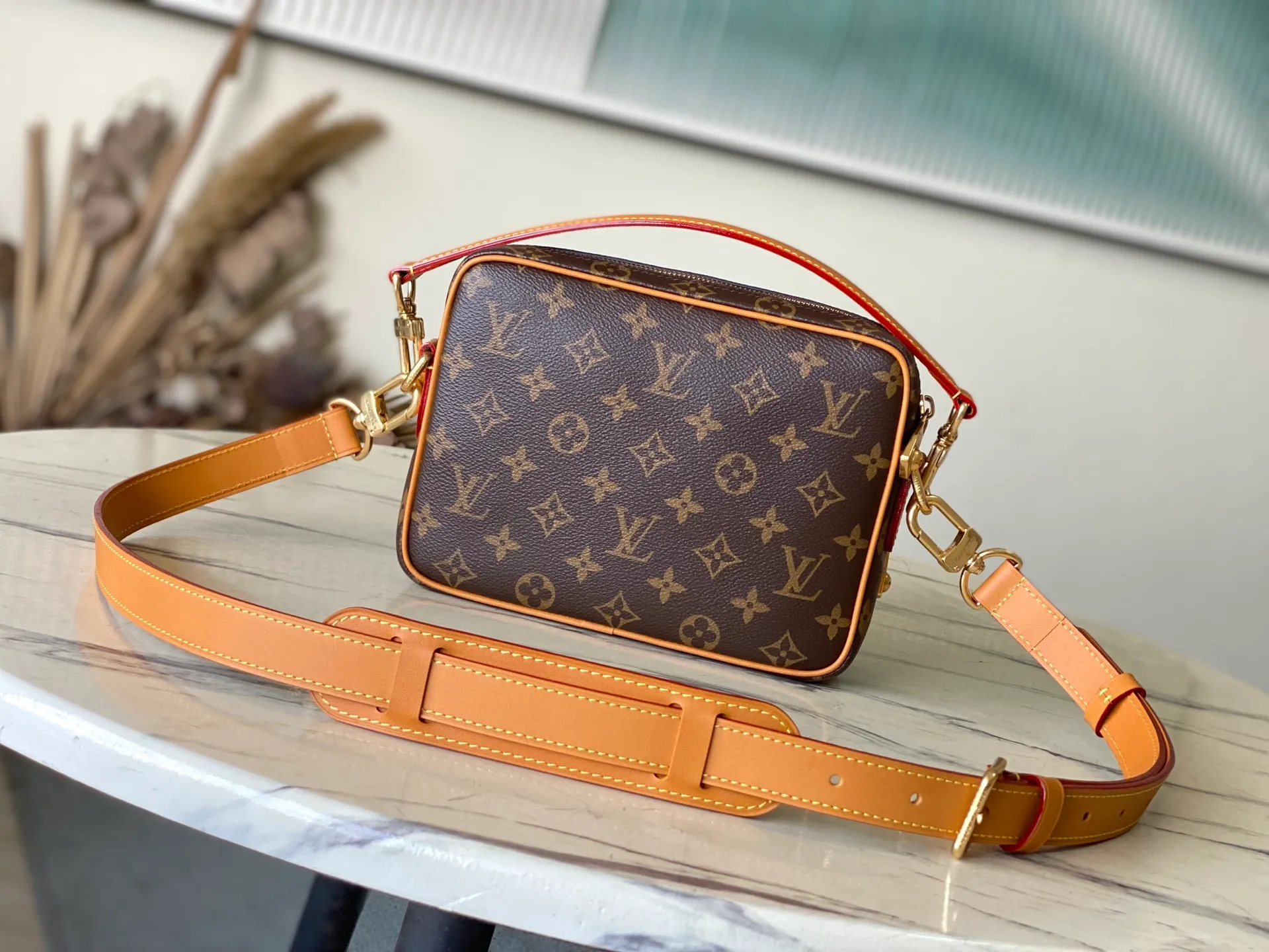 💰1160 Top original order M14016 Nil handbag is fashionable and compact. It belongs to the Monogram Archive series. The body is made of Monogram coated canvas and decorated with cow leather trim. The bag combines vintage details with modern elegance, with reinforced corners and Pharrell Williams' newly introduced pearl zippers. The detachable handle and strap are flexible and portable. Dimensions: 25 × 17.5 × 11 cm