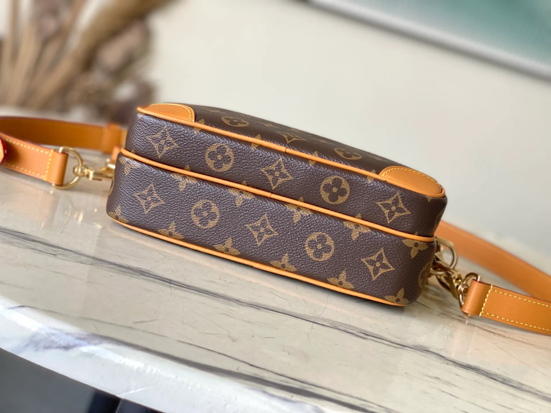 💰1160 Top original order M14016 Nil handbag is fashionable and compact. It belongs to the Monogram Archive series. The body is made of Monogram coated canvas and decorated with cow leather trim. The bag combines vintage details with modern elegance, with reinforced corners and Pharrell Williams' newly introduced pearl zippers. The detachable handle and strap are flexible and portable. Dimensions: 25 × 17.5 × 11 cm