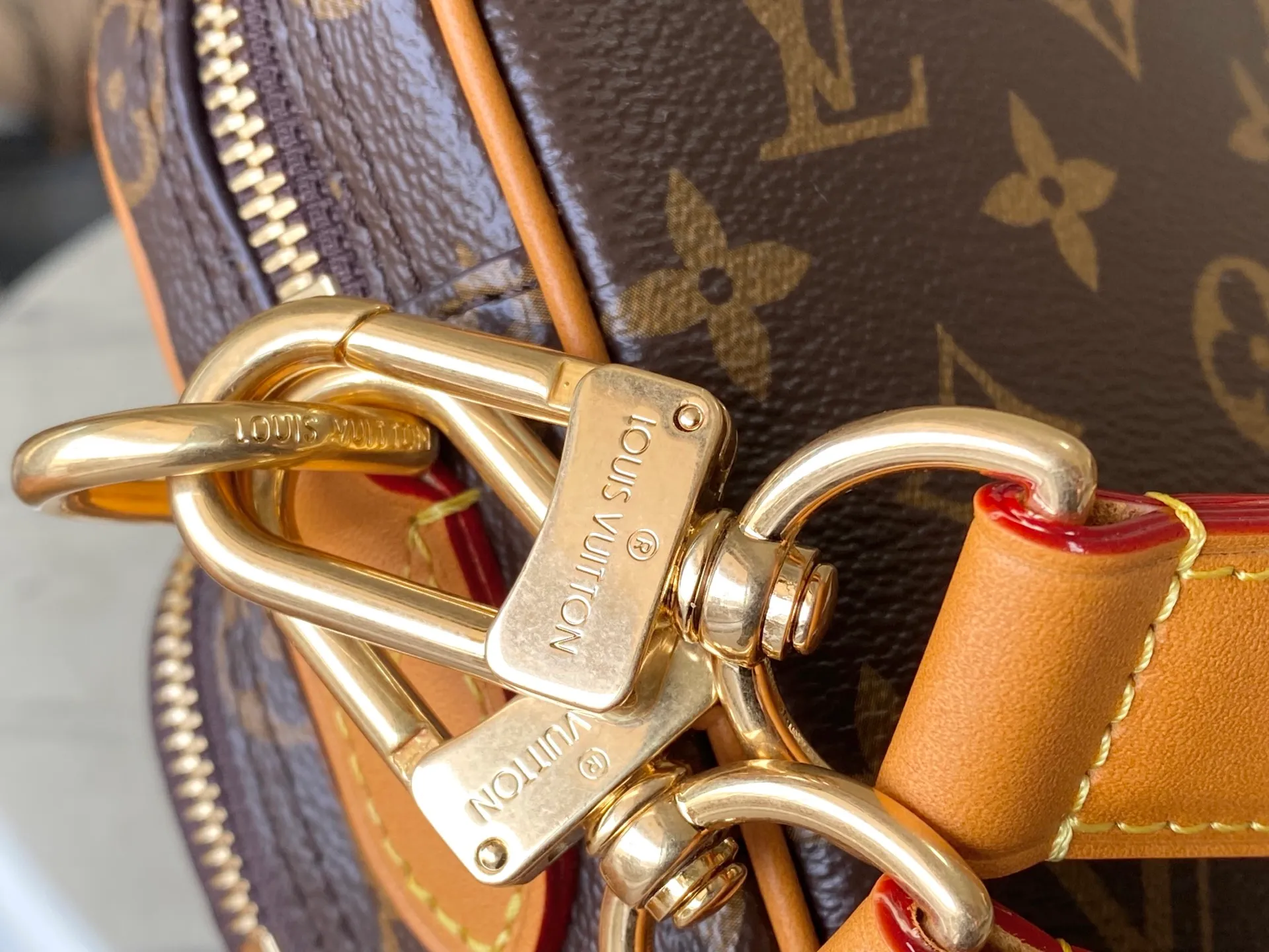 💰1160 Top original order M14016 Nil handbag is fashionable and compact. It belongs to the Monogram Archive series. The body is made of Monogram coated canvas and decorated with cow leather trim. The bag combines vintage details with modern elegance, with reinforced corners and Pharrell Williams' newly introduced pearl zippers. The detachable handle and strap are flexible and portable. Dimensions: 25 × 17.5 × 11 cm