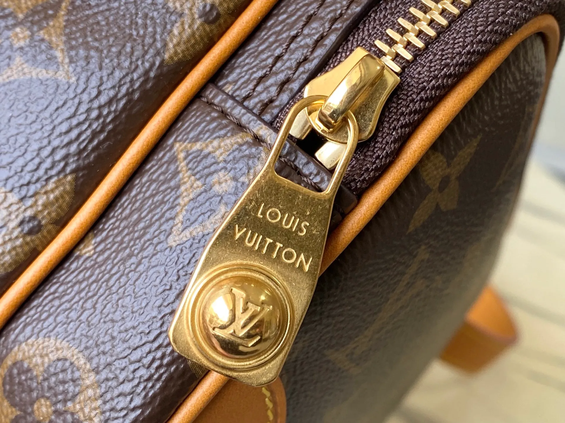 💰1160 Top original order M14016 Nil handbag is fashionable and compact. It belongs to the Monogram Archive series. The body is made of Monogram coated canvas and decorated with cow leather trim. The bag combines vintage details with modern elegance, with reinforced corners and Pharrell Williams' newly introduced pearl zippers. The detachable handle and strap are flexible and portable. Dimensions: 25 × 17.5 × 11 cm