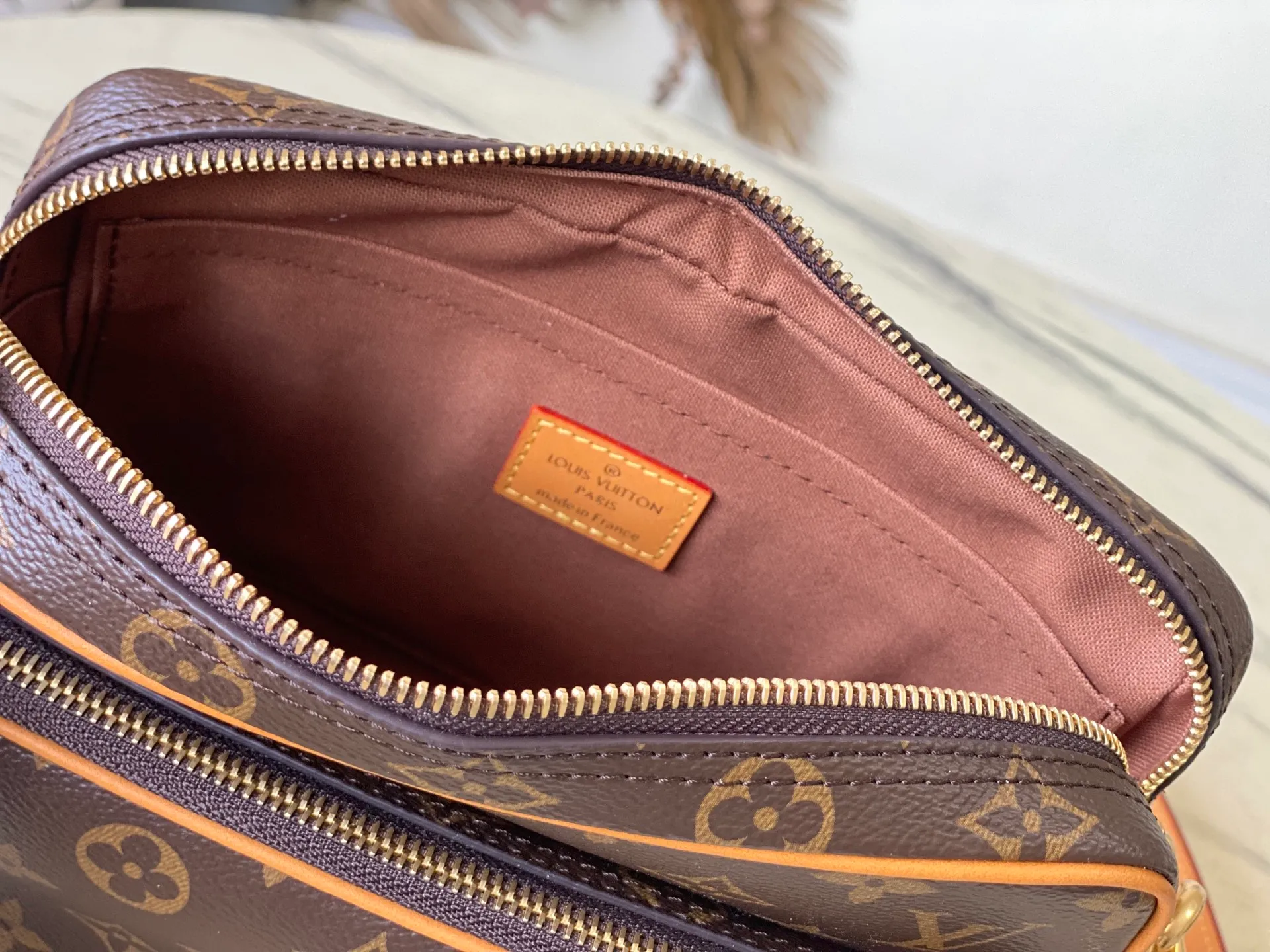 💰1160 Top original order M14016 Nil handbag is fashionable and compact. It belongs to the Monogram Archive series. The body is made of Monogram coated canvas and decorated with cow leather trim. The bag combines vintage details with modern elegance, with reinforced corners and Pharrell Williams' newly introduced pearl zippers. The detachable handle and strap are flexible and portable. Dimensions: 25 × 17.5 × 11 cm