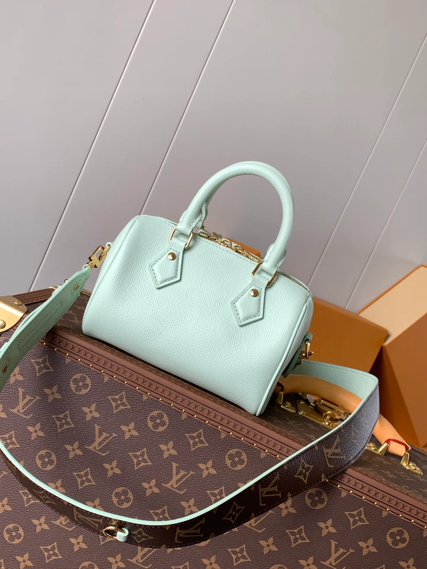 💰1140 (top layer leather) top original order, transcoding chip 2024 Chinese Valentine's Day limited speedy18, to meet daily needs, it is equipped with exquisite and compact accessories that can be worn in a variety of ways, plus a detachable chain strap to achieve a comfortable shoulder-carrying experience. M24606 black flower M46970 old flower M24605 green leather, M24598 purple leather M24474 white flower, M24605 blue leather Size: 18.0x12.5x11.0 (length x height x width)