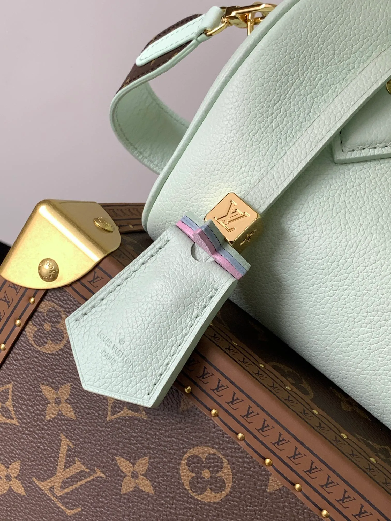 💰1140 (top layer leather) top original order, transcoding chip 2024 Chinese Valentine's Day limited speedy18, to meet daily needs, it is equipped with exquisite and compact accessories that can be worn in a variety of ways, plus a detachable chain strap to achieve a comfortable shoulder-carrying experience. M24606 black flower M46970 old flower M24605 green leather, M24598 purple leather M24474 white flower, M24605 blue leather Size: 18.0x12.5x11.0 (length x height x width)